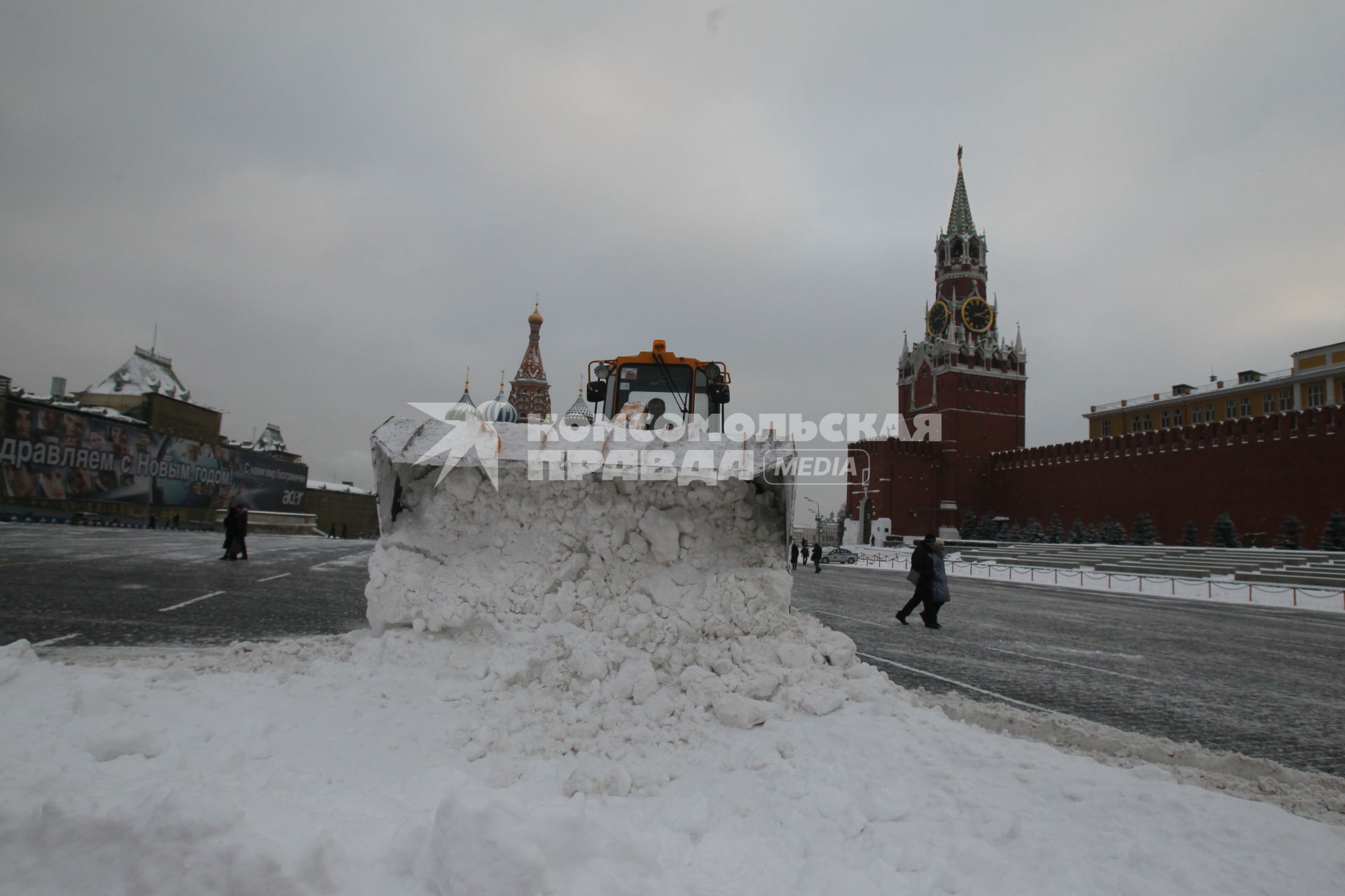 Красная площадь. Уборка снега при помощи спецтехники.