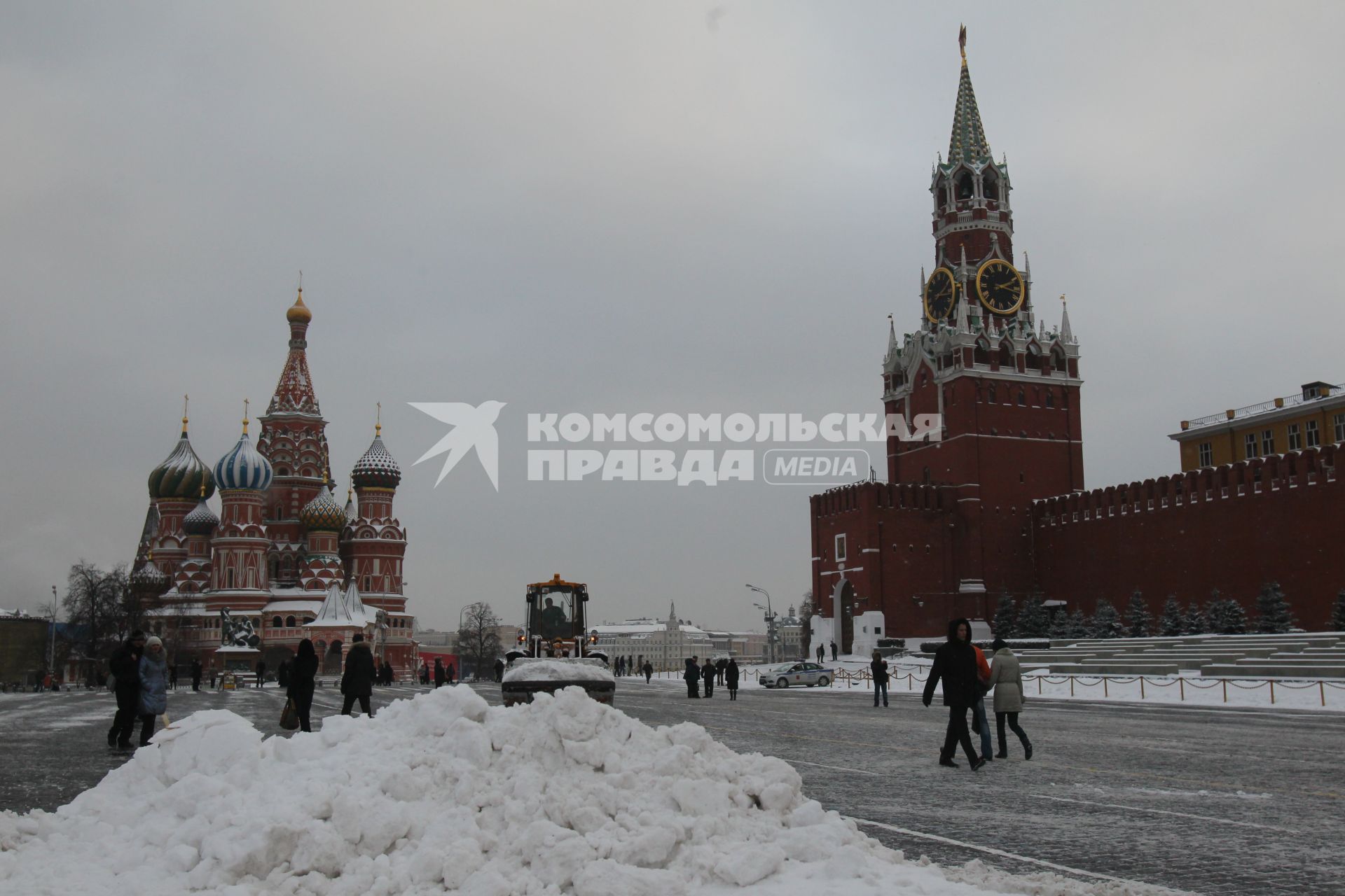 Красная площадь. Уборка снега при помощи спецтехники.