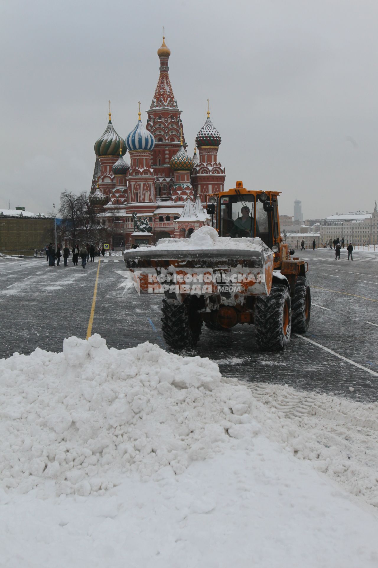 Красная площадь. Уборка снега при помощи спецтехники.