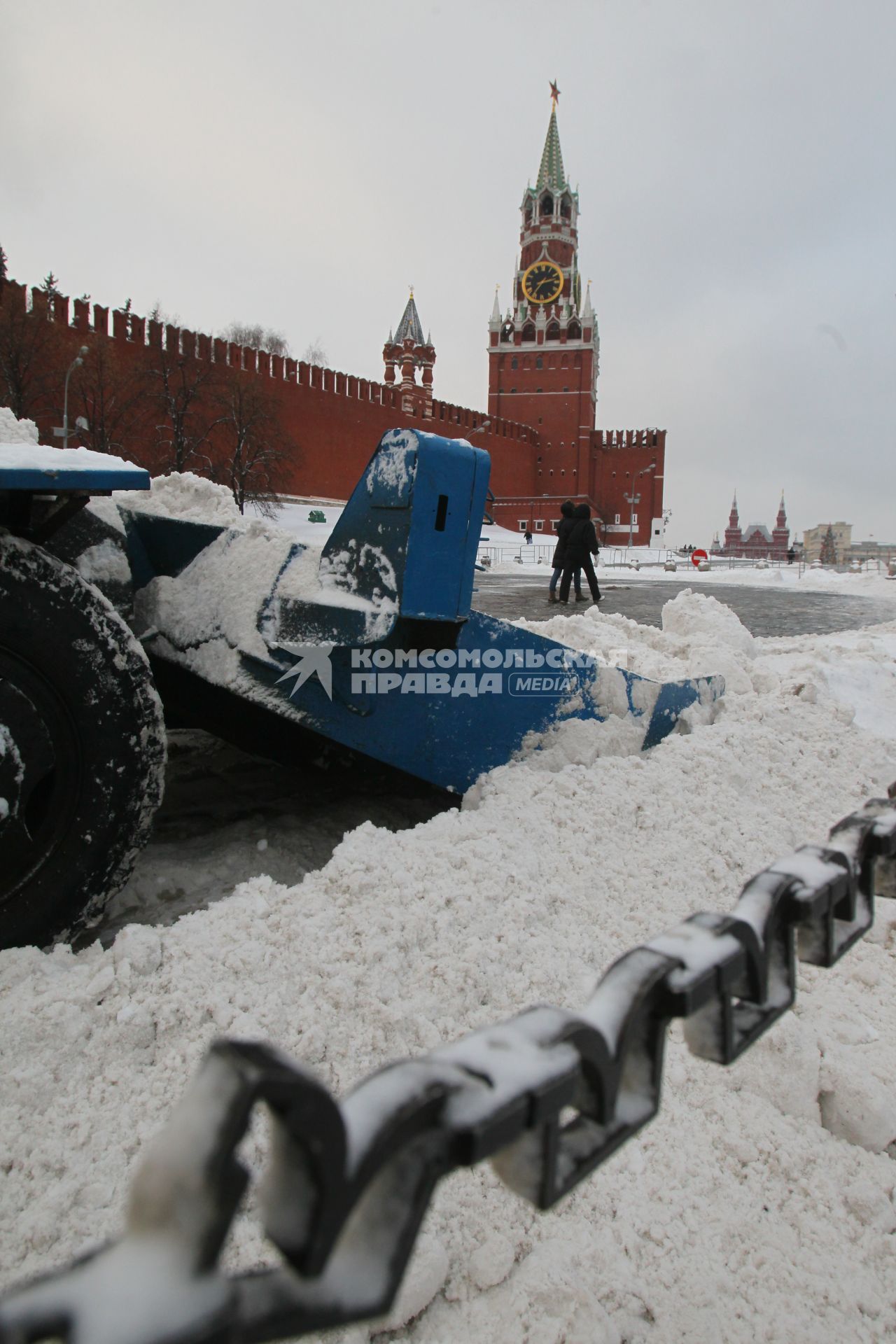 Красная площадь. Уборка снега при помощи спецтехники.