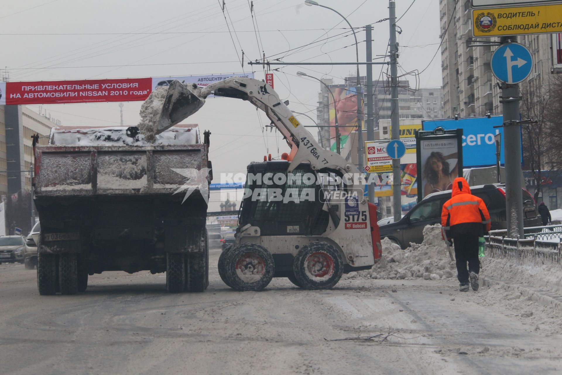 Снегоуборочная техника на улицах города.