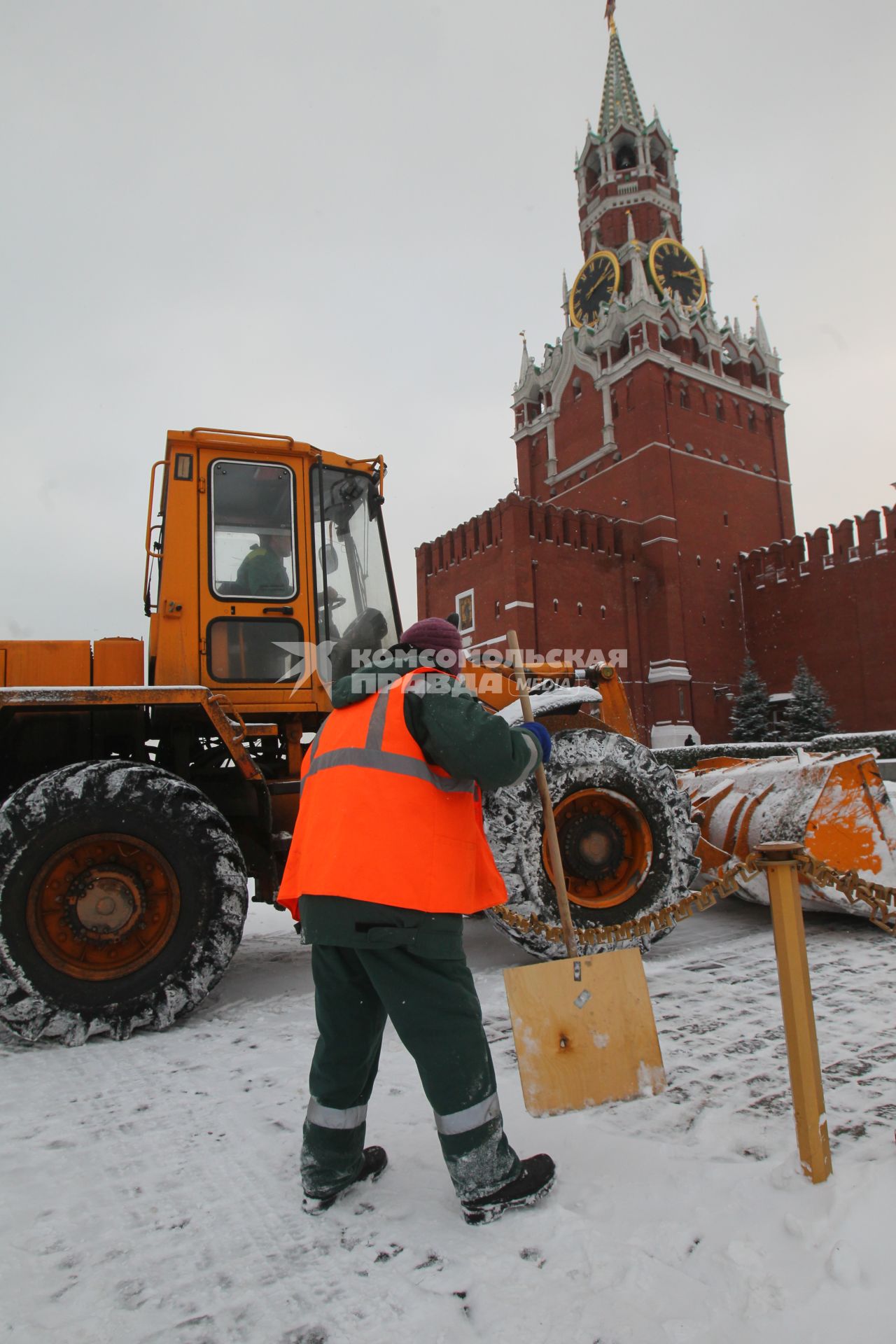 Красная площадь. Уборка снега при помощи спецтехники.