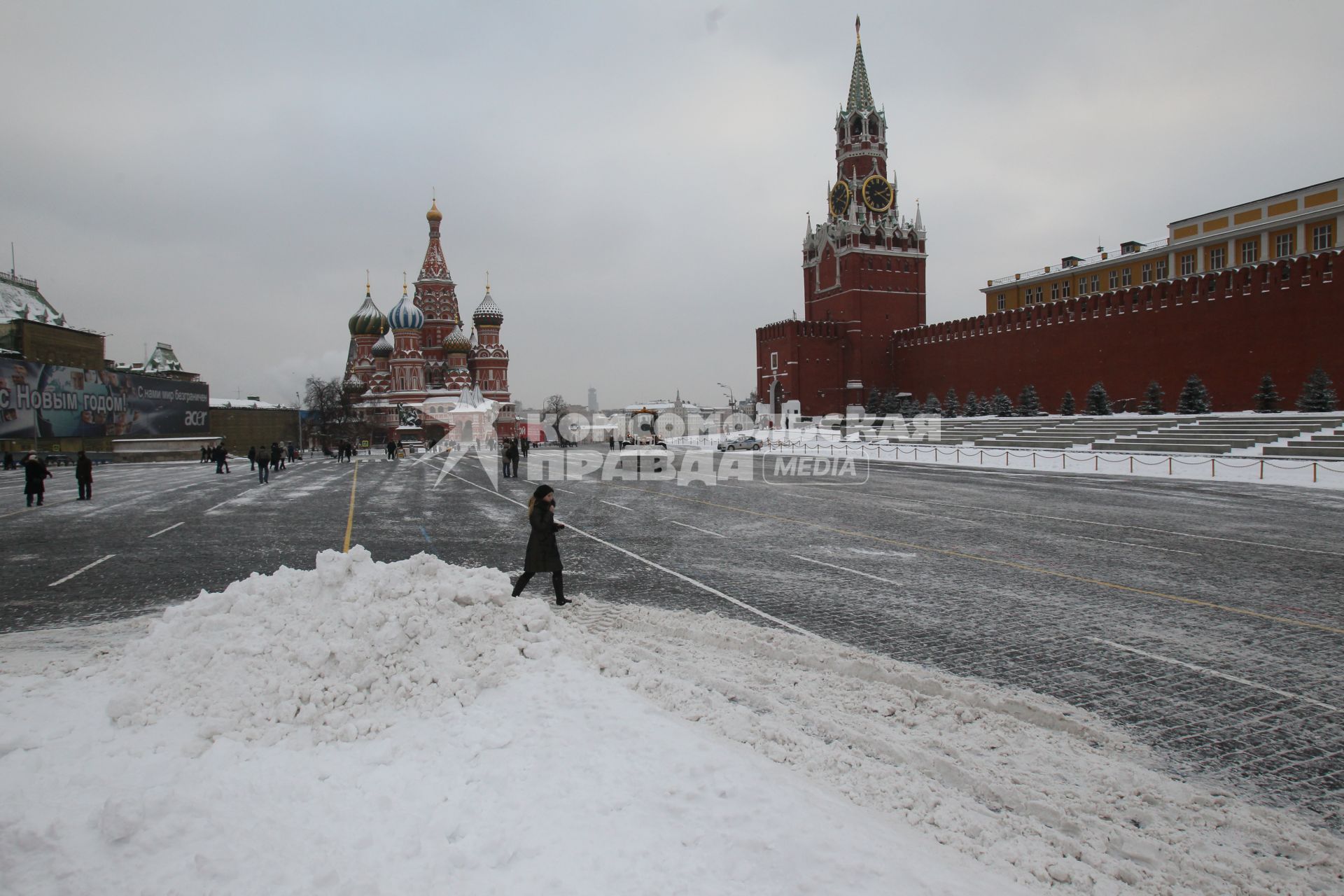 Красная площадь. Уборка снега при помощи спецтехники.