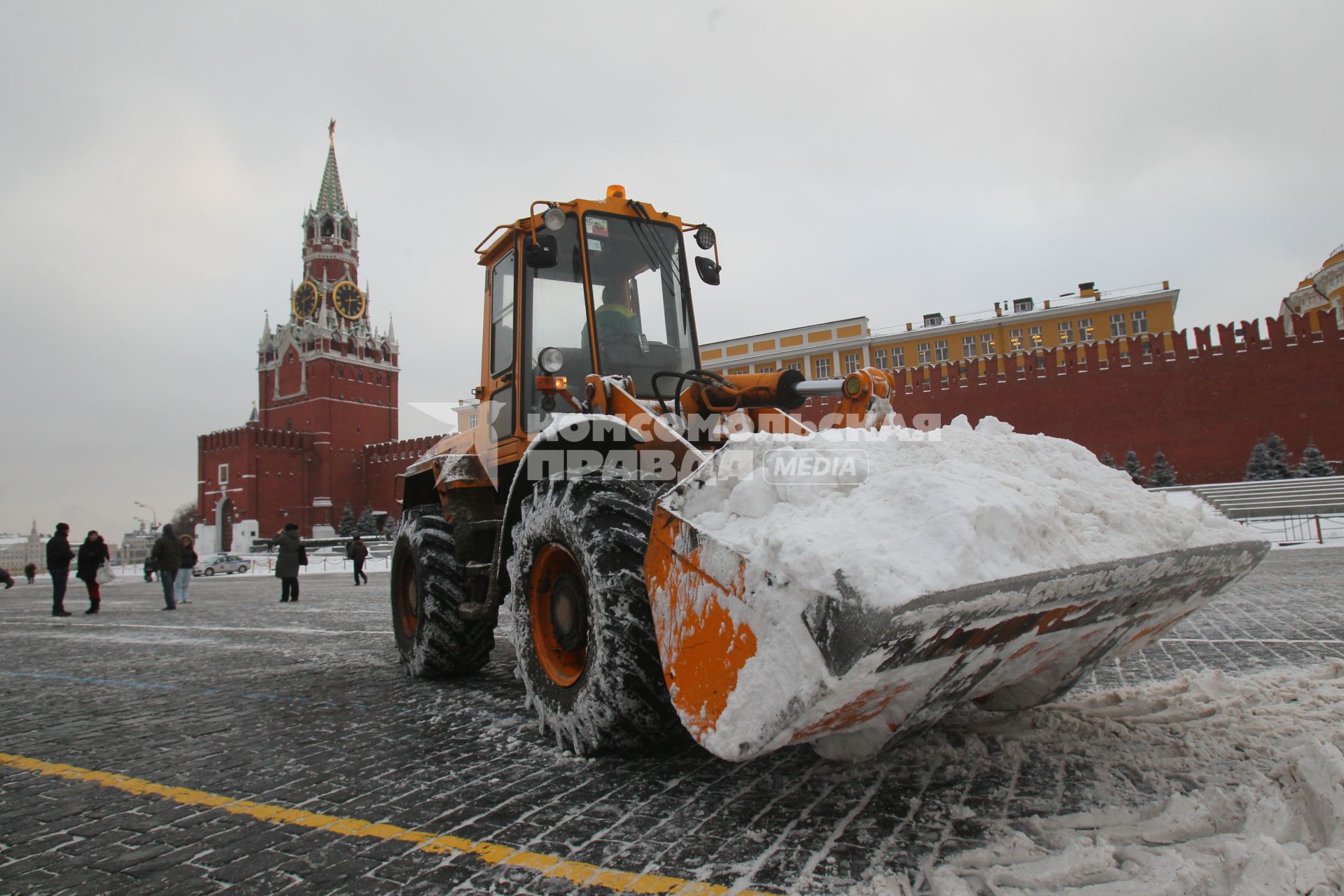 Красная площадь. Уборка снега при помощи спецтехники.