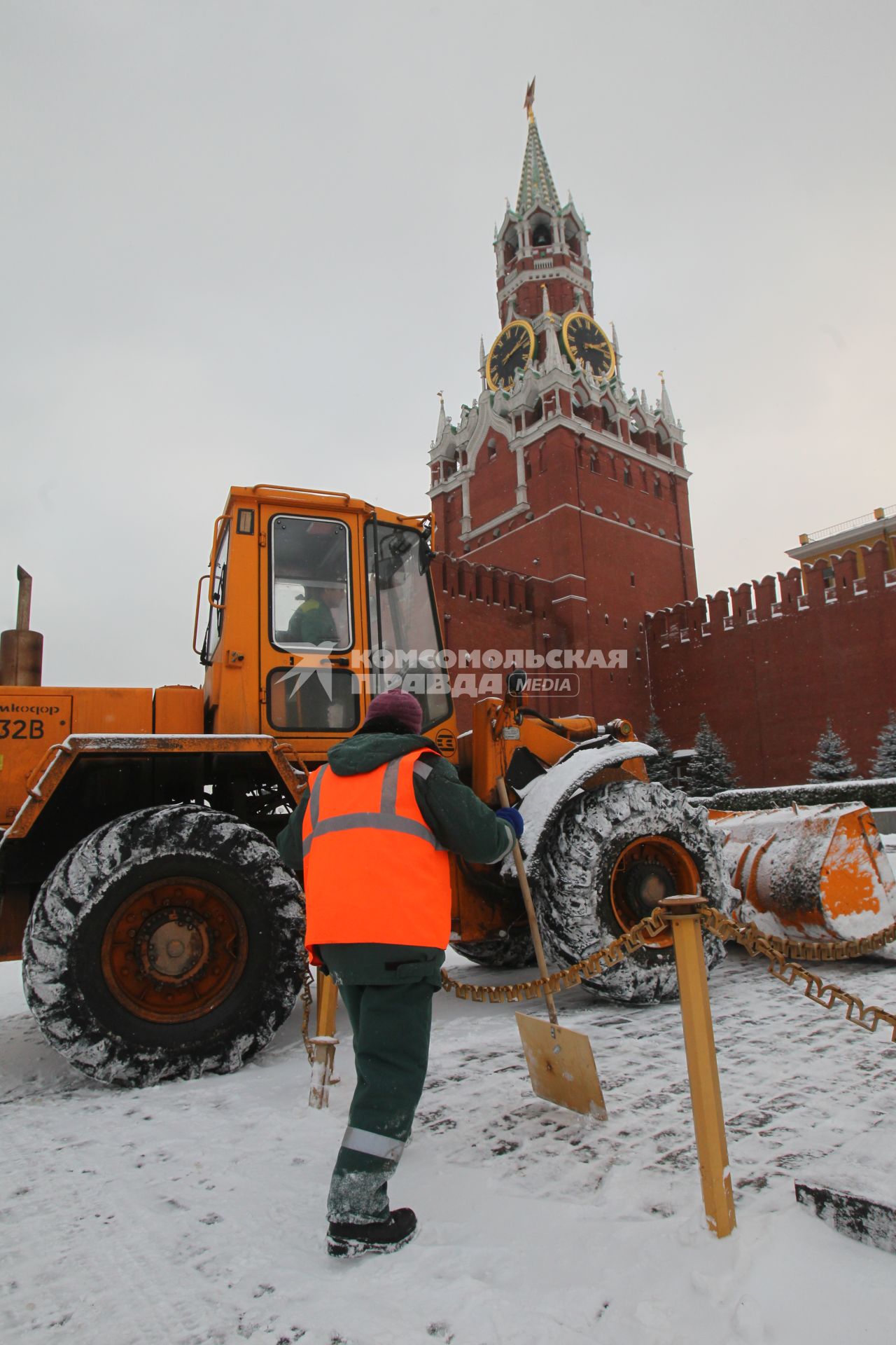 Красная площадь. Уборка снега при помощи спецтехники.