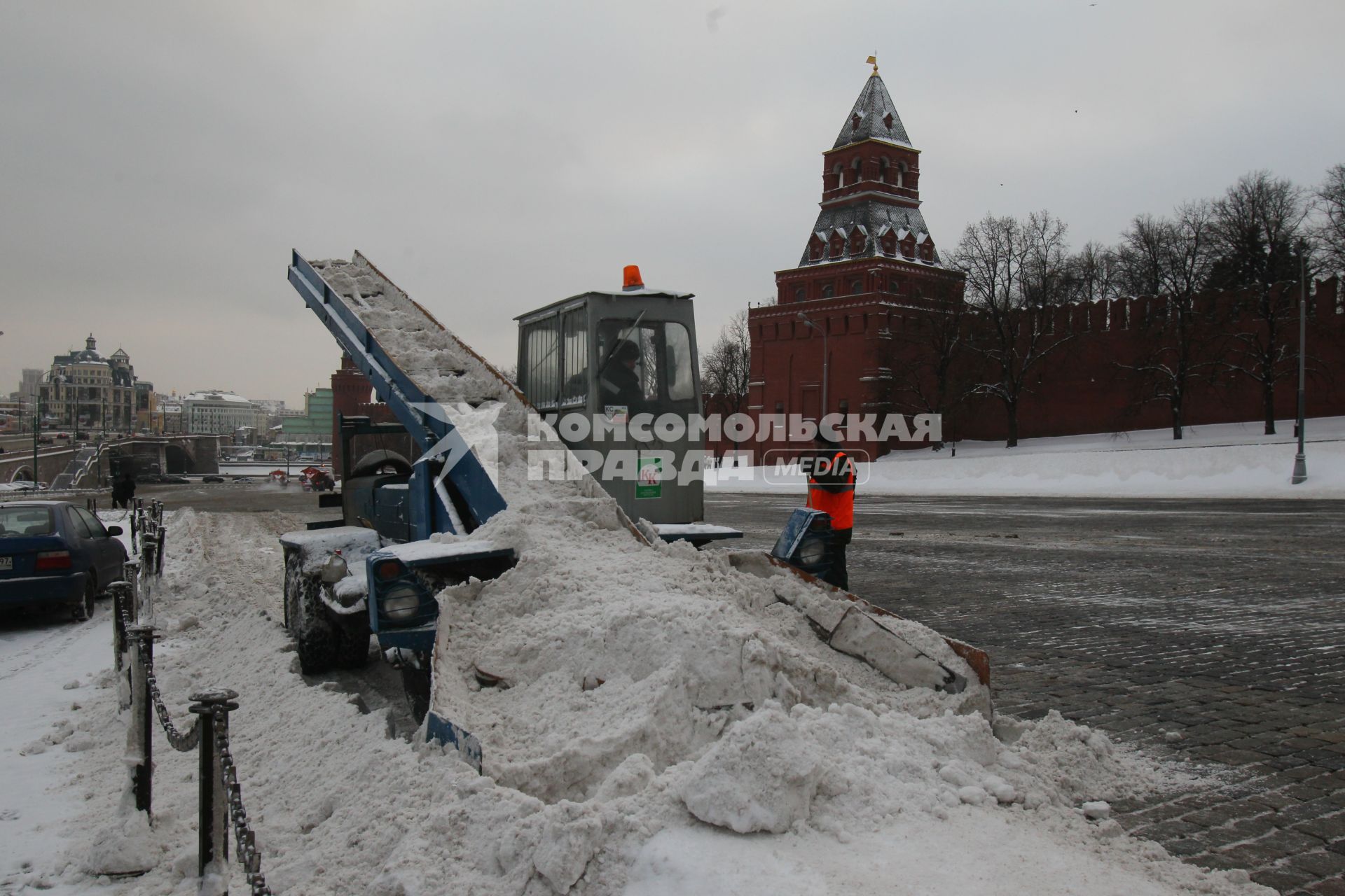 Красная площадь. Уборка снега при помощи спецтехники.