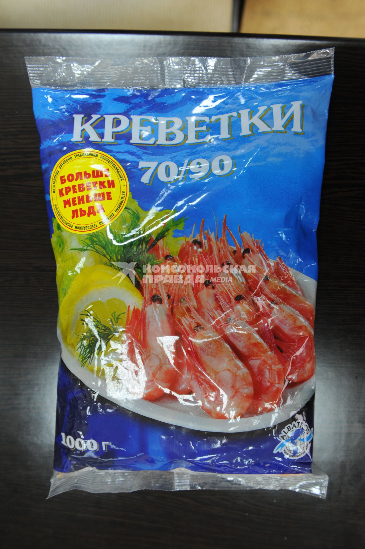 Морепродукт. На снимке: упаковка с креветками.