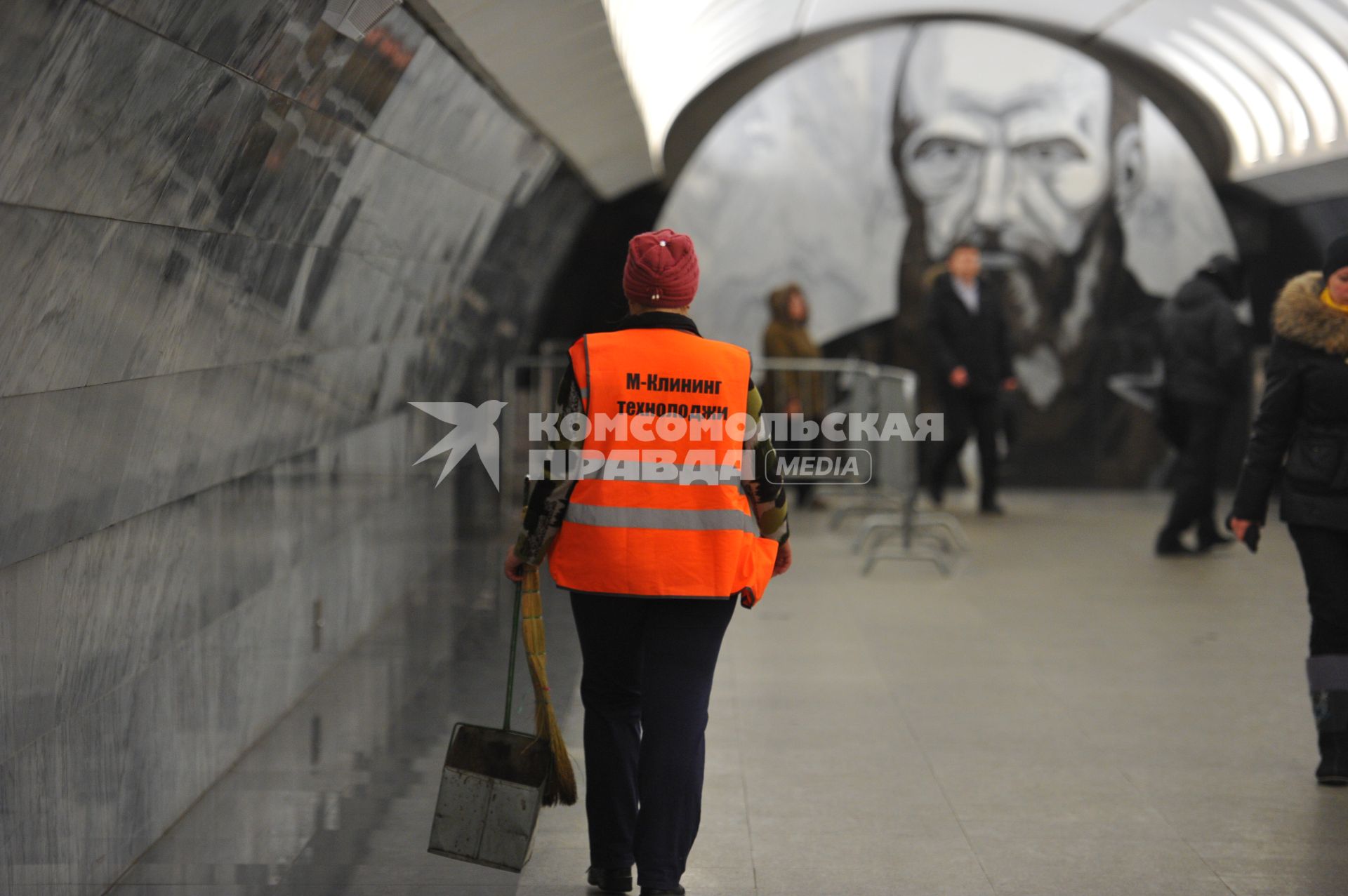 Станция метро `Достоевская` На снимке: сотрудница клининговой компании во время работы.