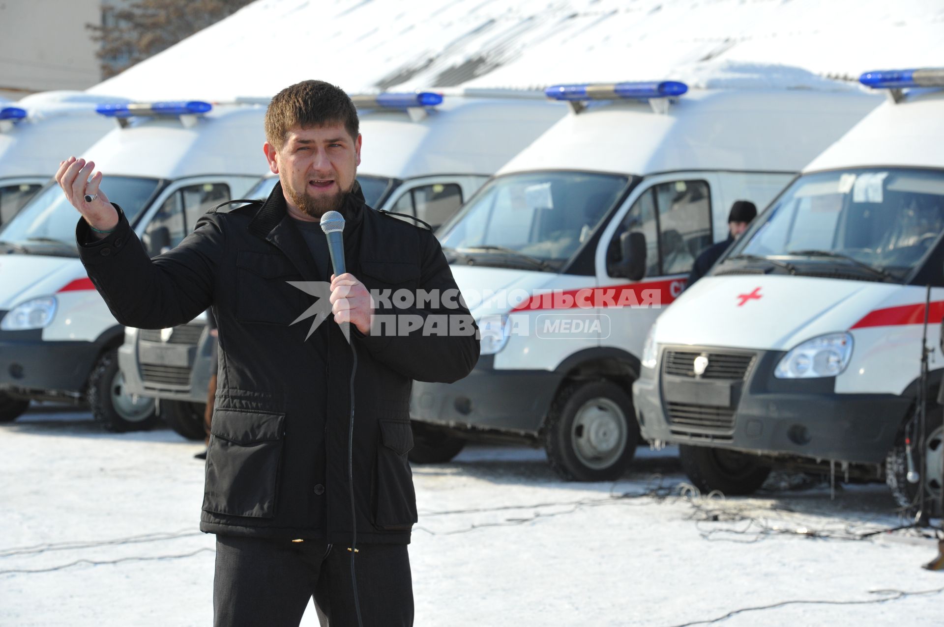 Президент Чечни Рамзан Кадыров во время передачи больницам города машин скорой помощи.