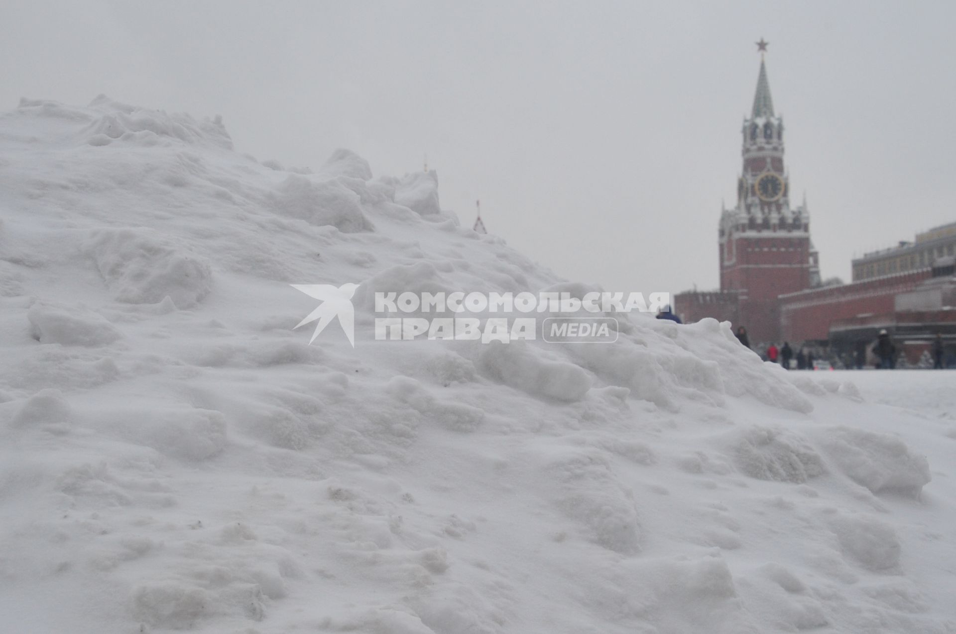 Москва. Последствия снегопада. На снимке: Красная площадь в снегу.