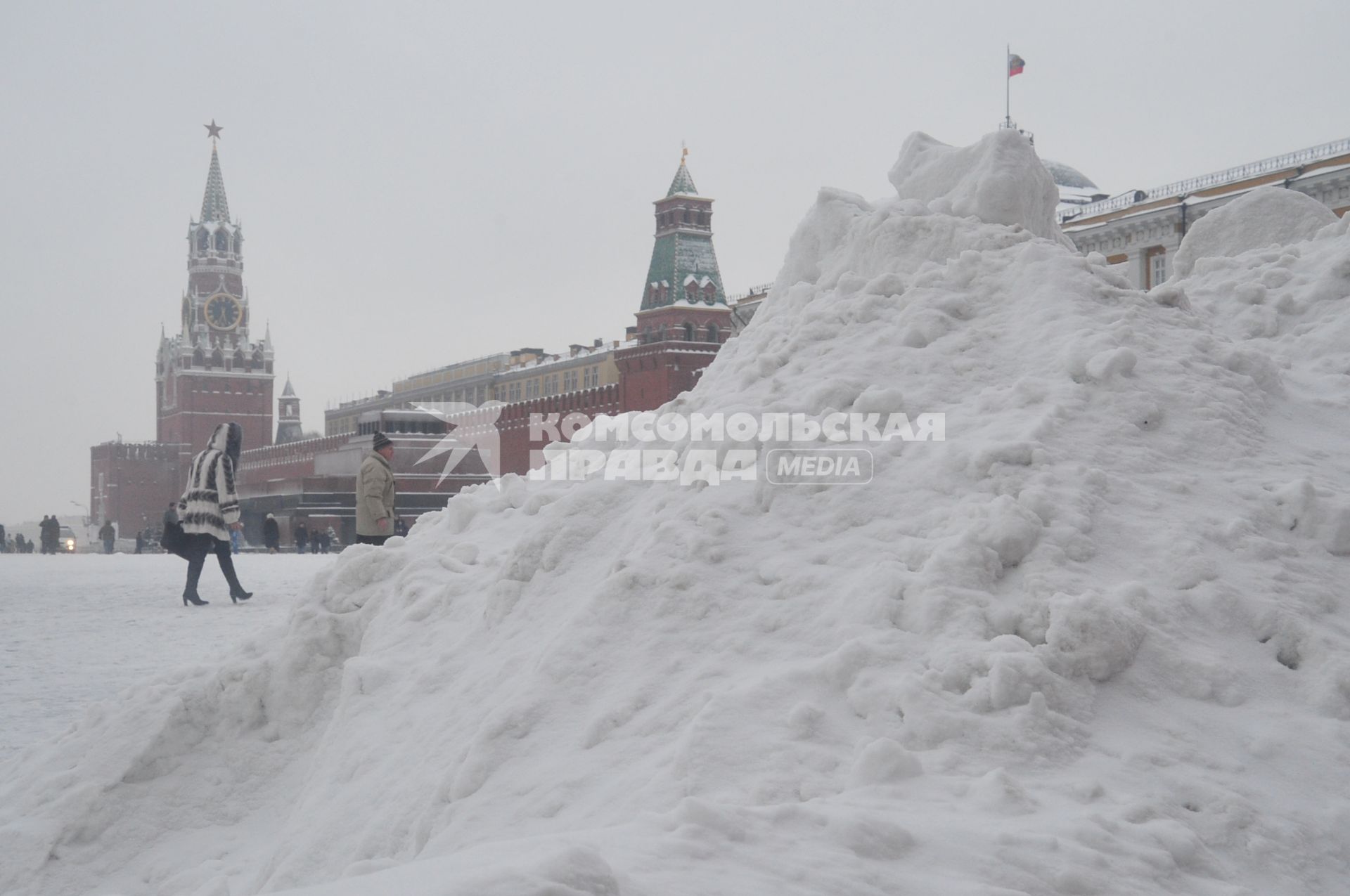 Москва. Последствия снегопада. На снимке: Красная площадь в снегу.