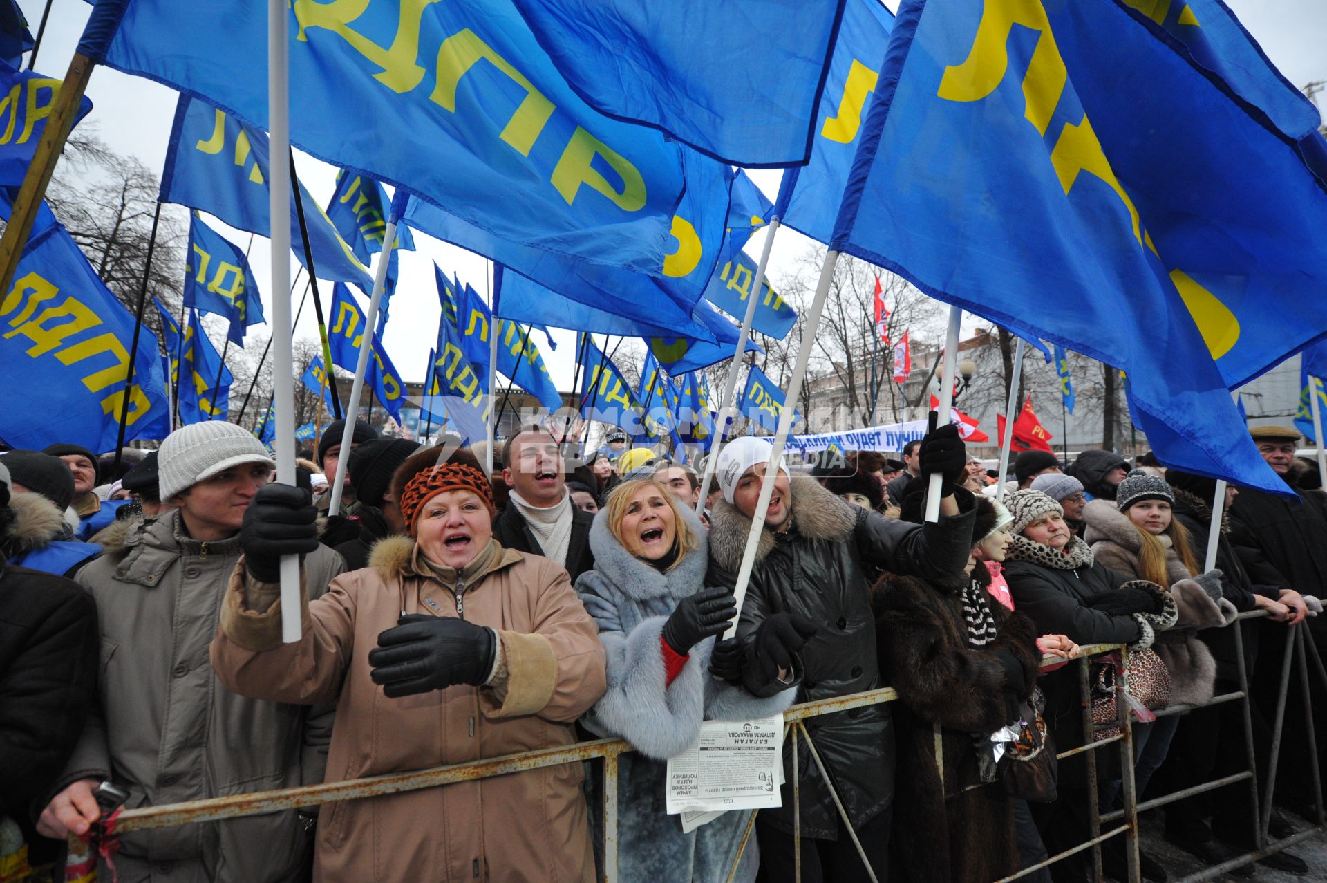 Москве.  Пушкинская площадь. Митинг в поддержку Жириновского. На снимке: участники митинга.