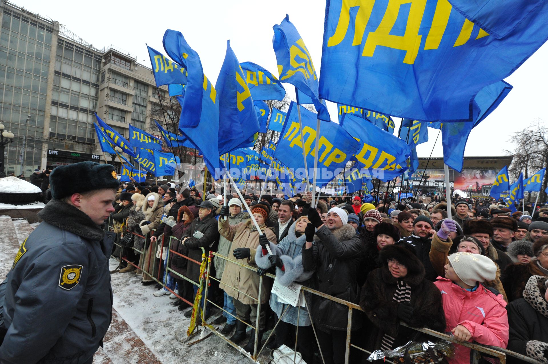 Москве.  Пушкинская площадь. Митинг в поддержку Жириновского. На снимке: участники митинга.