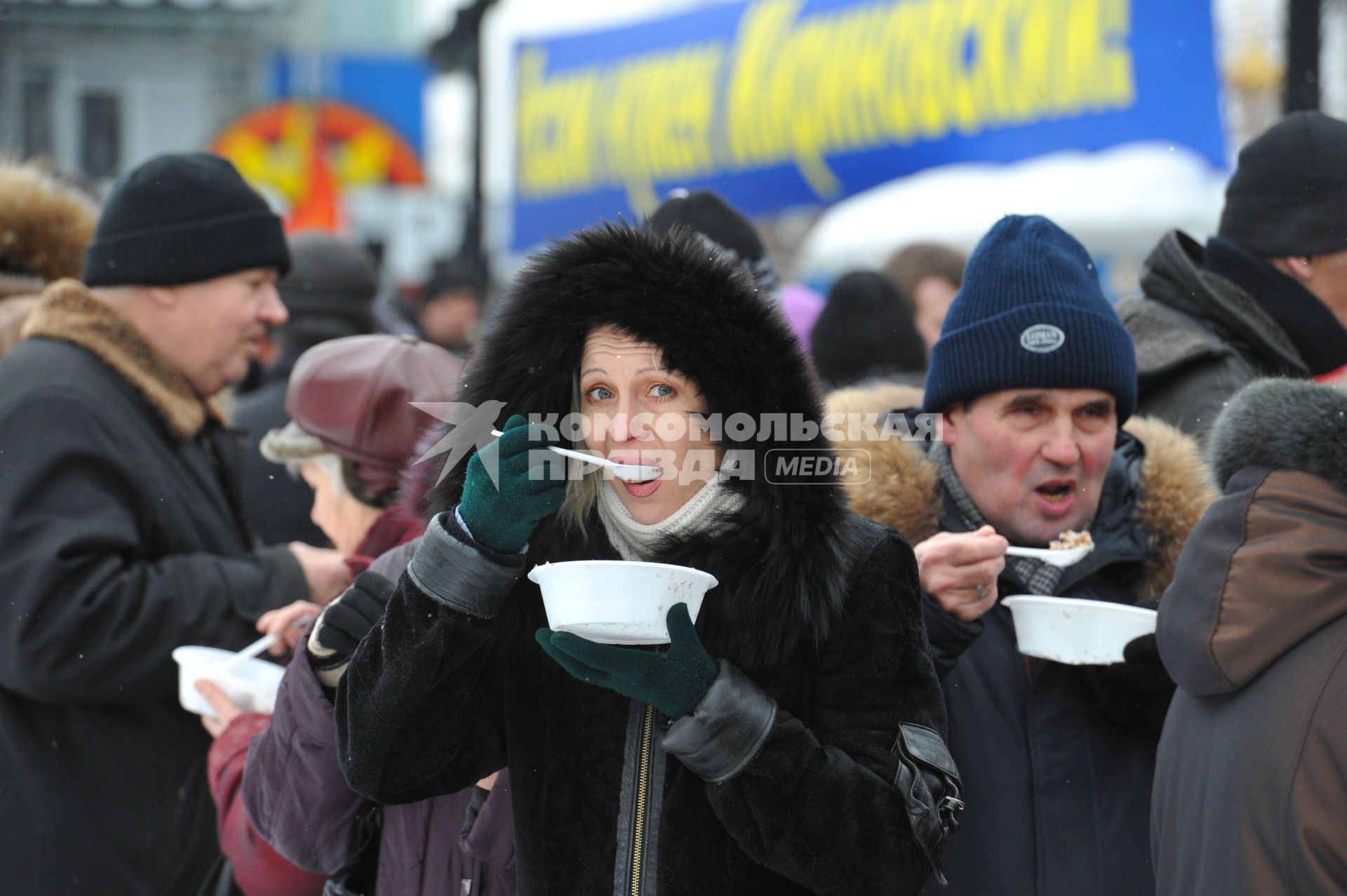 Москве.  Пушкинская площадь. Митинг в поддержку Жириновского. На снимке: участники митинга едят гречку.