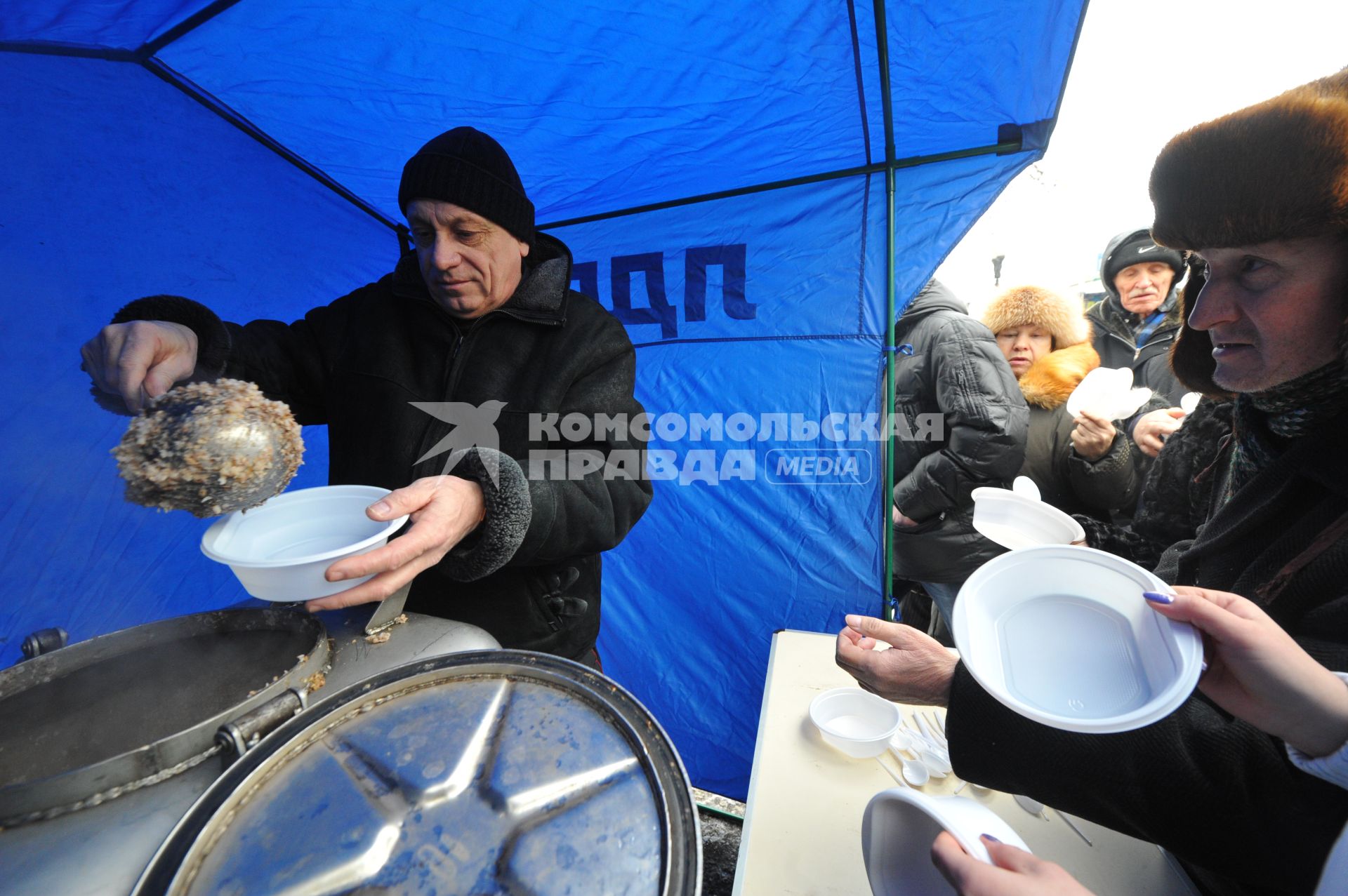 Москве.  Пушкинская площадь. Митинг в поддержку Жириновского. На снимке: Люди стоят в очереди за гречкой.