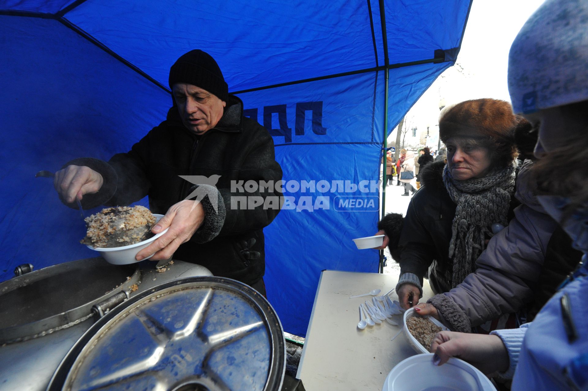 Москве.  Пушкинская площадь. Митинг в поддержку Жириновского. На снимке: Люди стоят в очереди за гречкой.