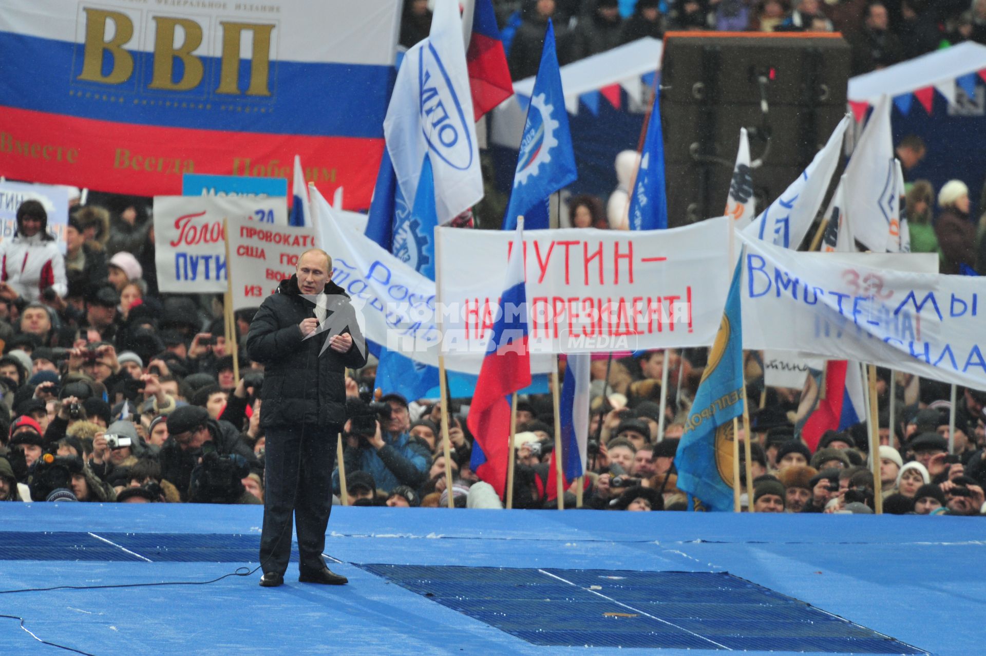 Спорткомплекс `Лужники`. Митинг `Защитим страну!` в поддержку кандидата в президенты России Владимира Путина. На снимке: кандидат в президенты России Владимир Путин.