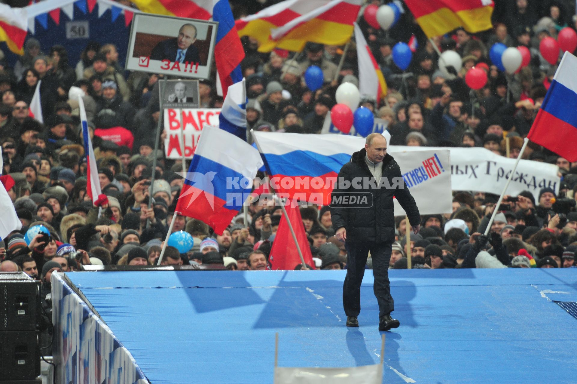 Спорткомплекс `Лужники`. Митинг `Защитим страну!` в поддержку кандидата в президенты России Владимира Путина. На снимке: кандидат в президенты России Владимир Путин.