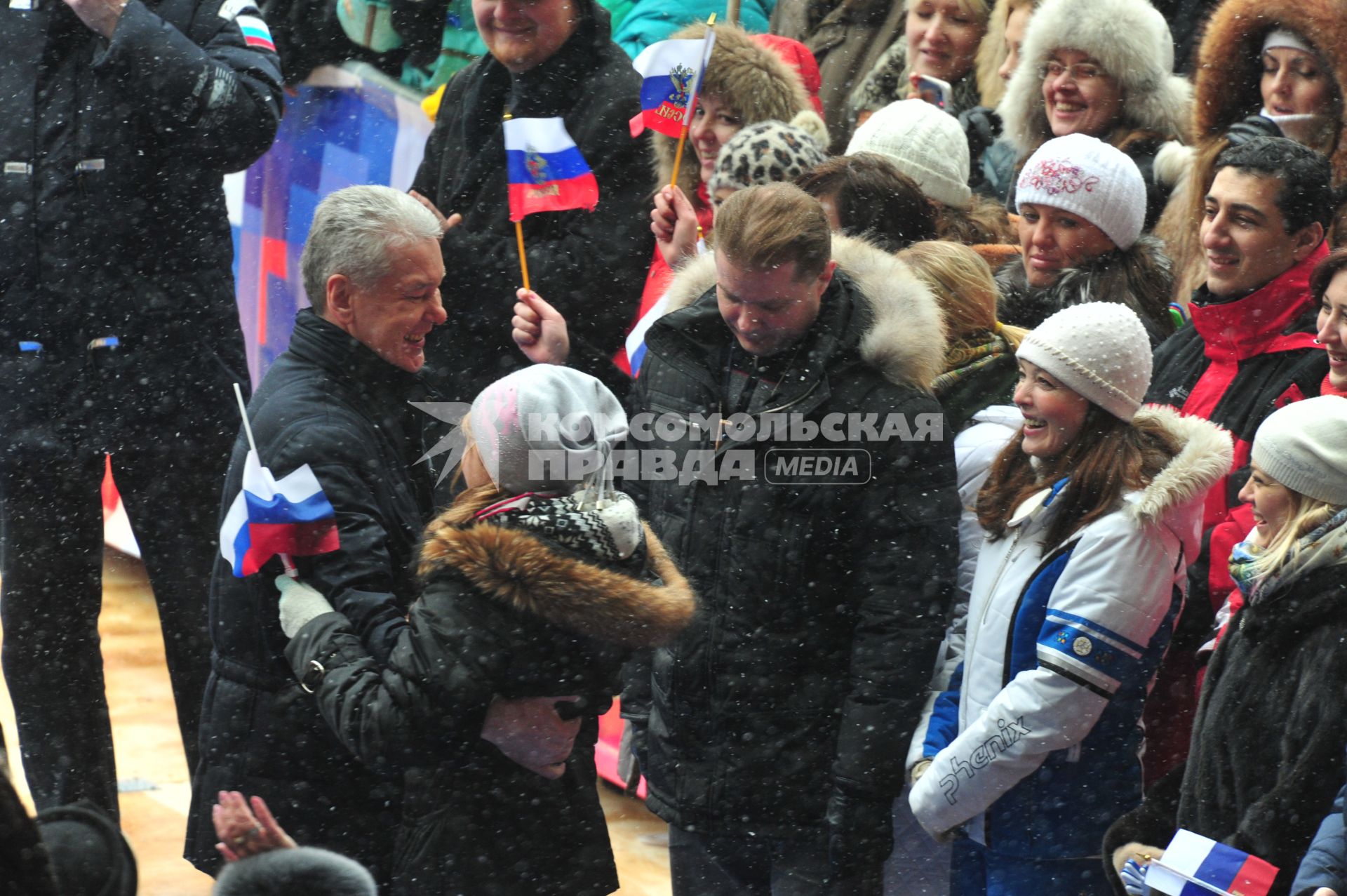 Спорткомплекс `Лужники`. Митинг `Защитим страну!` в поддержку кандидата в президенты России Владимира Путина. На снимке: мэр Москвы Сергей Собянин (слева).