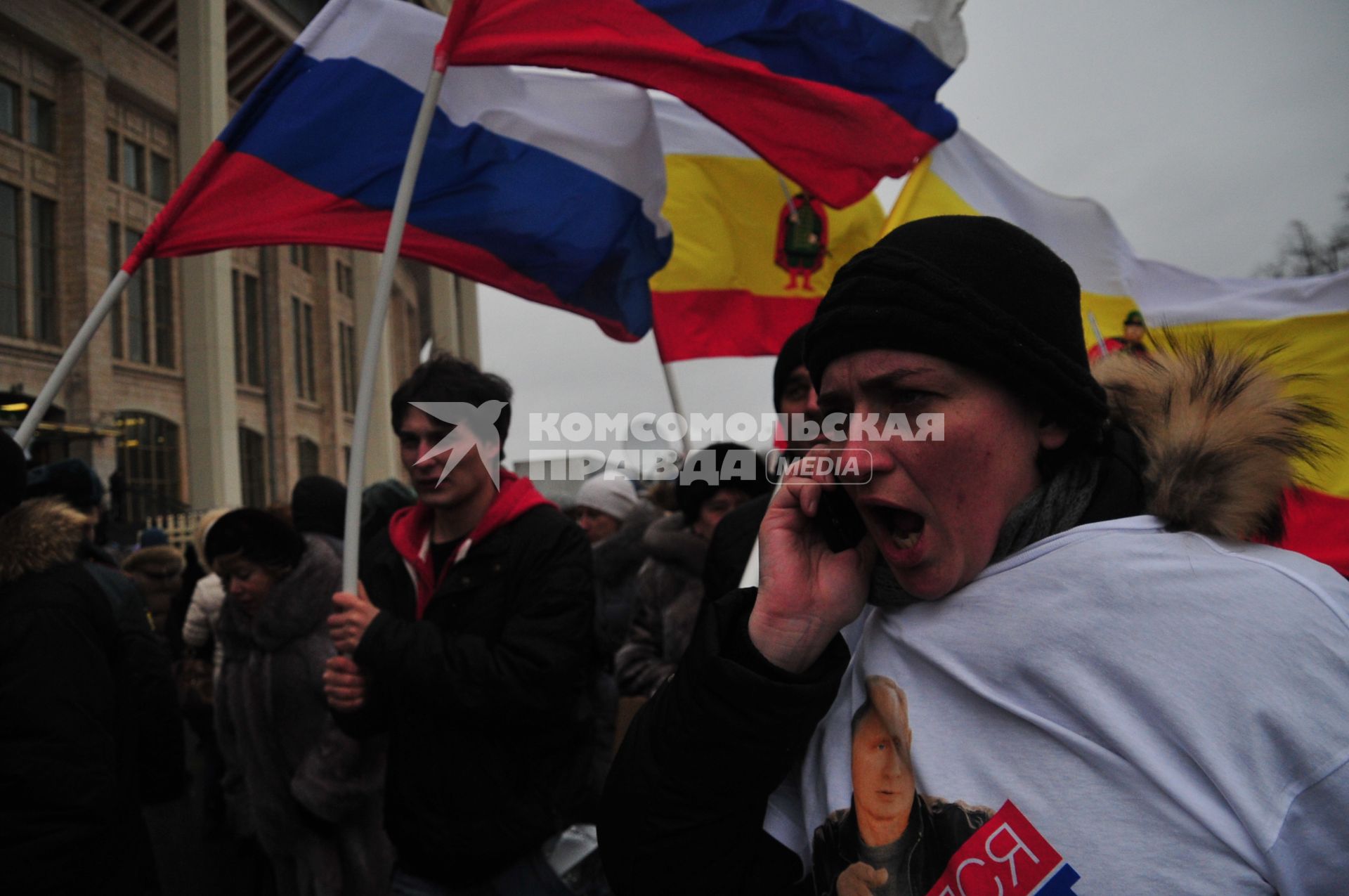 Спорткомплекс `Лужники`. Митинг `Защитим страну!` в поддержку кандидата в президенты России Владимира Путина. На снимке: участники митинга с плакатами.