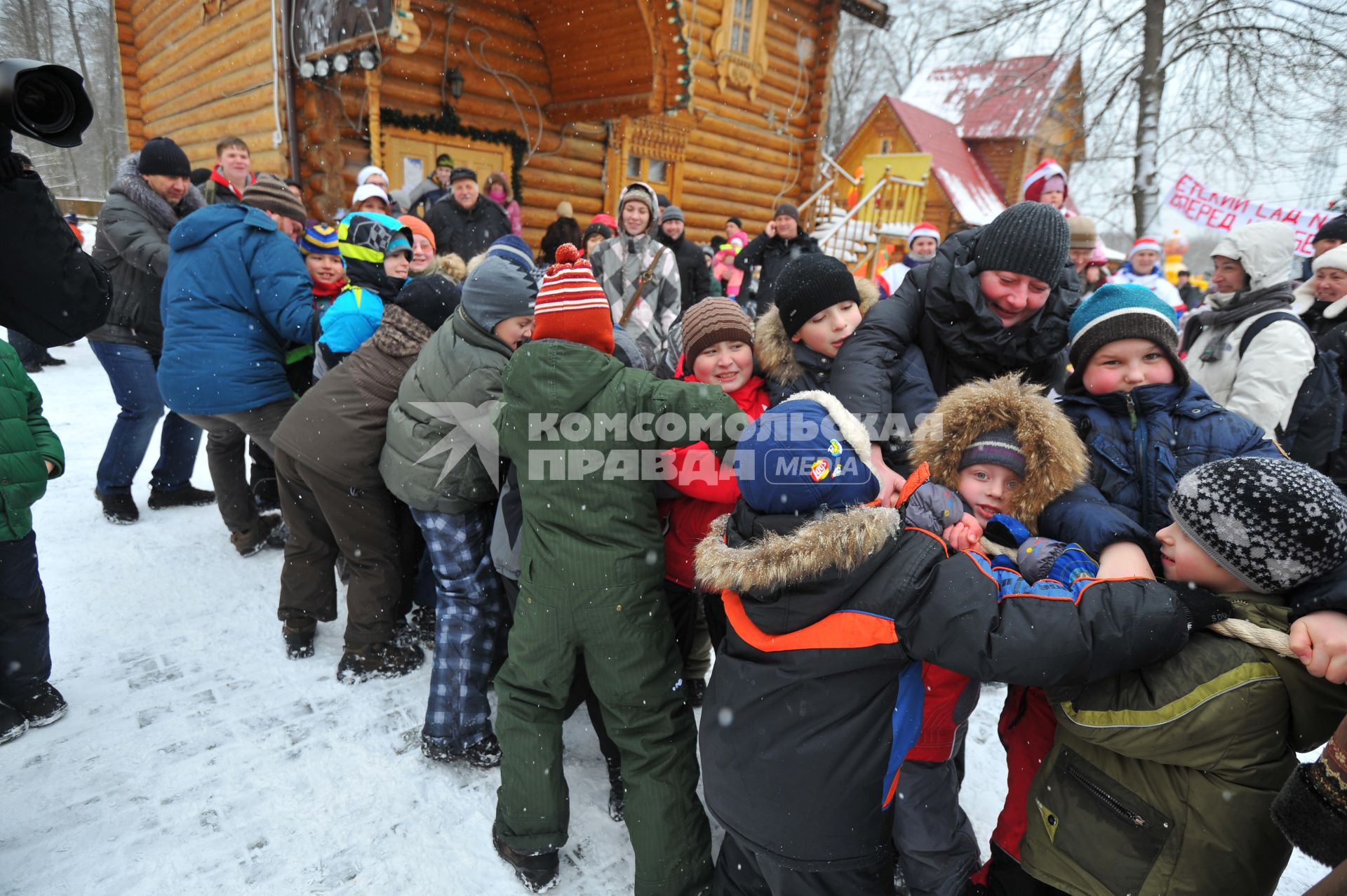 Московская усадьба Деда Мороза.  На снимке:  детские игры во время празднования широкой Масленицы.