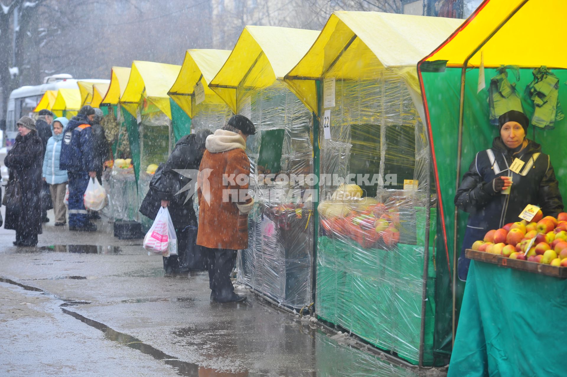 Ярмарка выходного дня. На снимке: продуктовые палатки