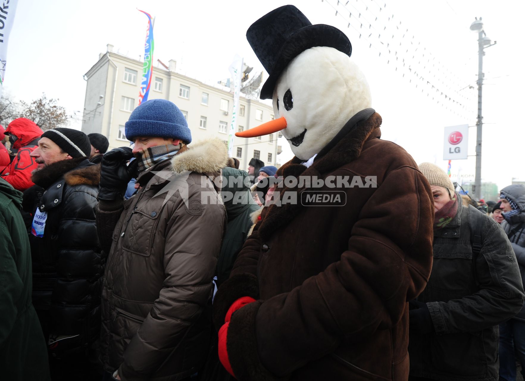 Ряженые люди идут с плакатами по городу на митинге ЗА ЧЕСТНЫЕ ВЫБОРЫ, Москва, 4 февраля 2012 года