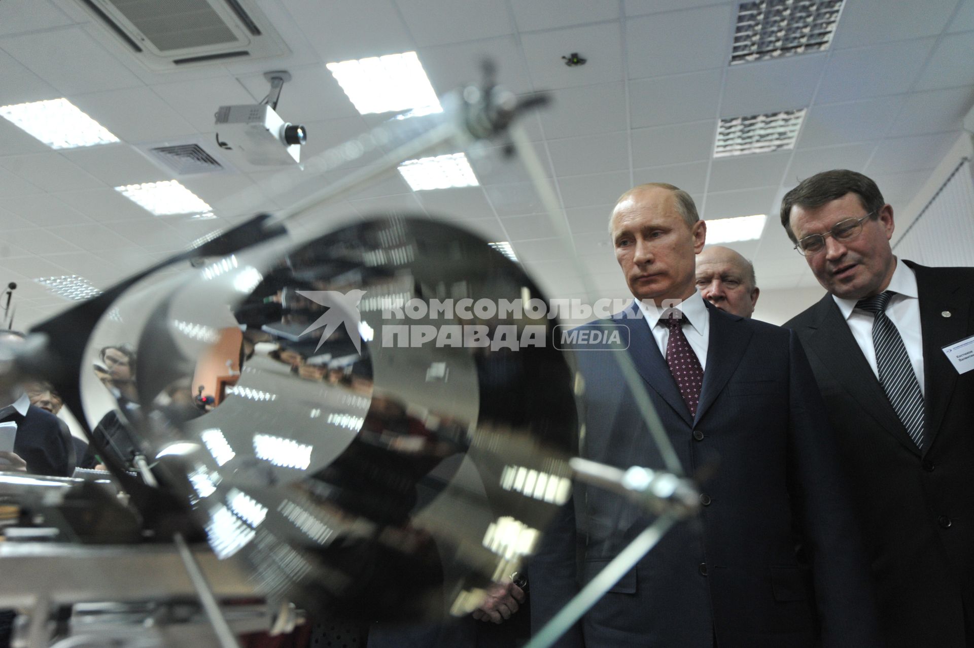 Председатель правительства России Владимир Путин (слева), губернатор Нижегородской области Валерий Шанцев (в центре) и  директор Всероссийского научно-исследовательского института экспериментальной физики (ВНИИЭФ)  Валентин Костюков  (справа) во время посещения института.