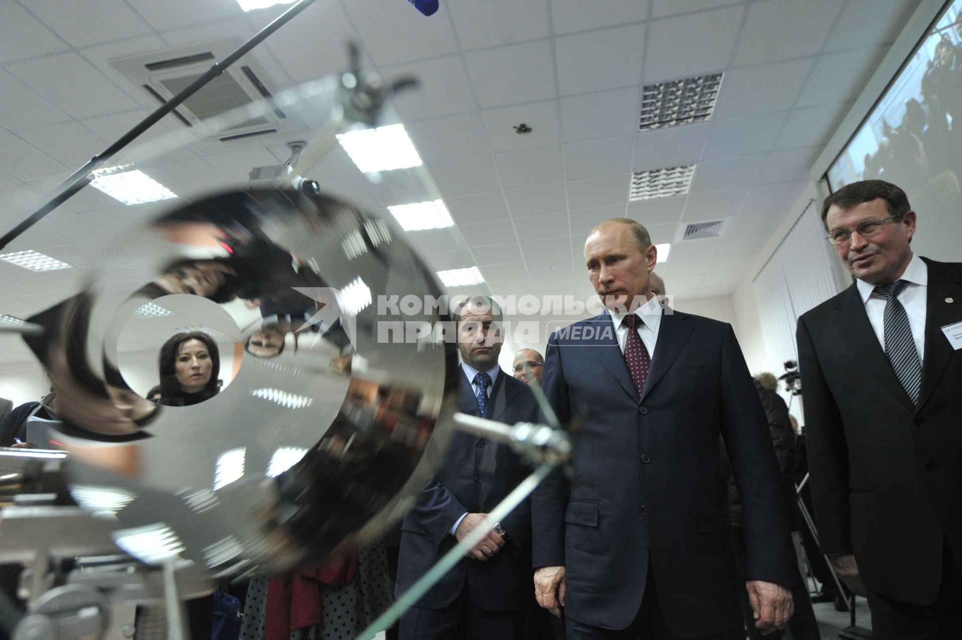 Полномочный представитель президента России в Приволжском федеральном округе Михаил Бабич (слева),  председатель правительства России Владимир Путин (в центре)  и  директор Всероссийского научно-исследовательского института экспериментальной физики (ВНИИЭФ)  Валентин Костюков  (справа) во время посещения института.