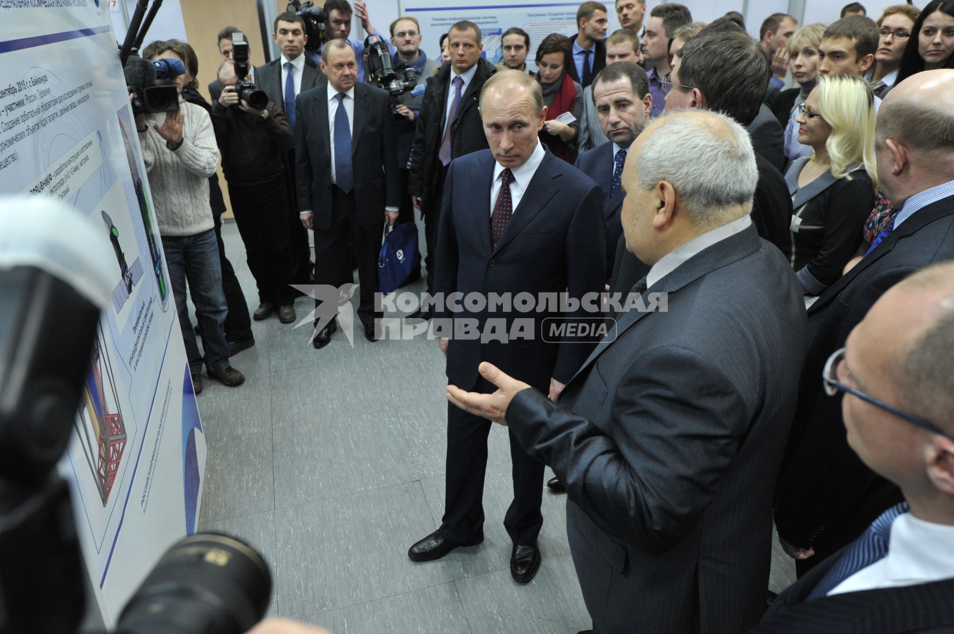 Председатель правительства России Владимир Путин (в центре) и полномочный представитель президента России в Приволжском федеральном округе Михаил Бабич (справа) во время посещения Всероссийского научно-исследовательского института экспериментальной физики (ВНИИЭФ).