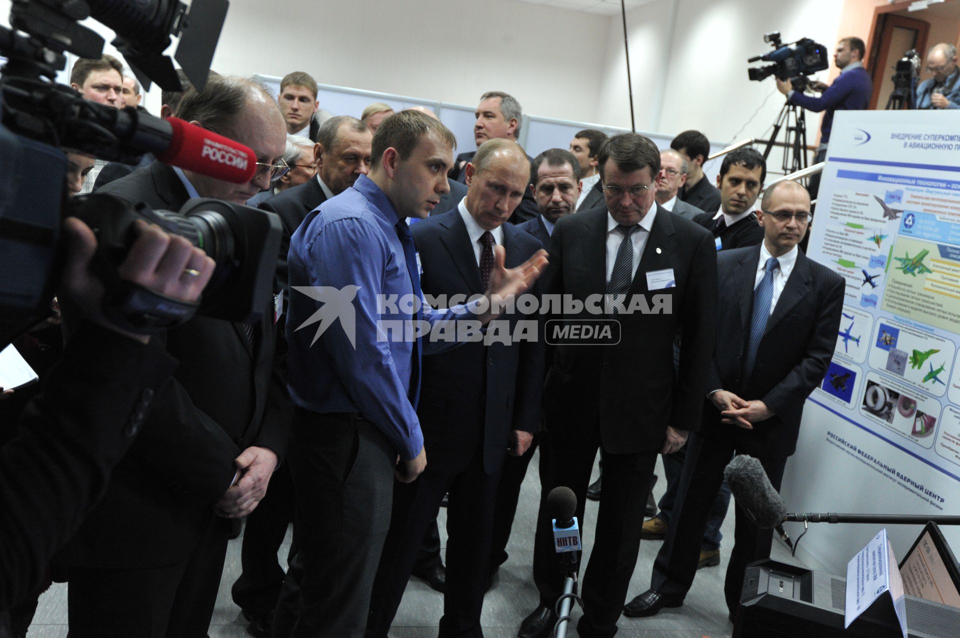 Председатель правительства России Владимир Путин (в центре),  полномочный представитель президента России в Приволжском федеральном округе Михаил Бабич (пятый справа),  директор Всероссийского научно-исследовательского института экспериментальной физики (ВНИИЭФ)  Валентин Костюков (четвертый справа) и глава Федерального агентства по атомной энергии (Росатом) Сергей Кириенко (справа) во время посещения института.