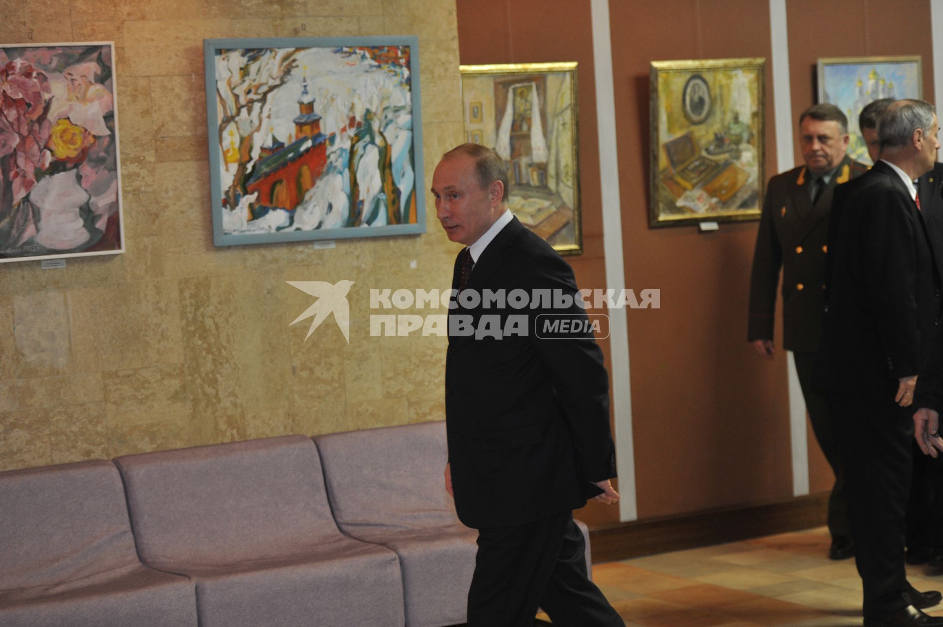Председатель правительства России Владимир Путин (слева)  во время посещения Всероссийского научно-исследовательского института экспериментальной физики (ВНИИЭФ).