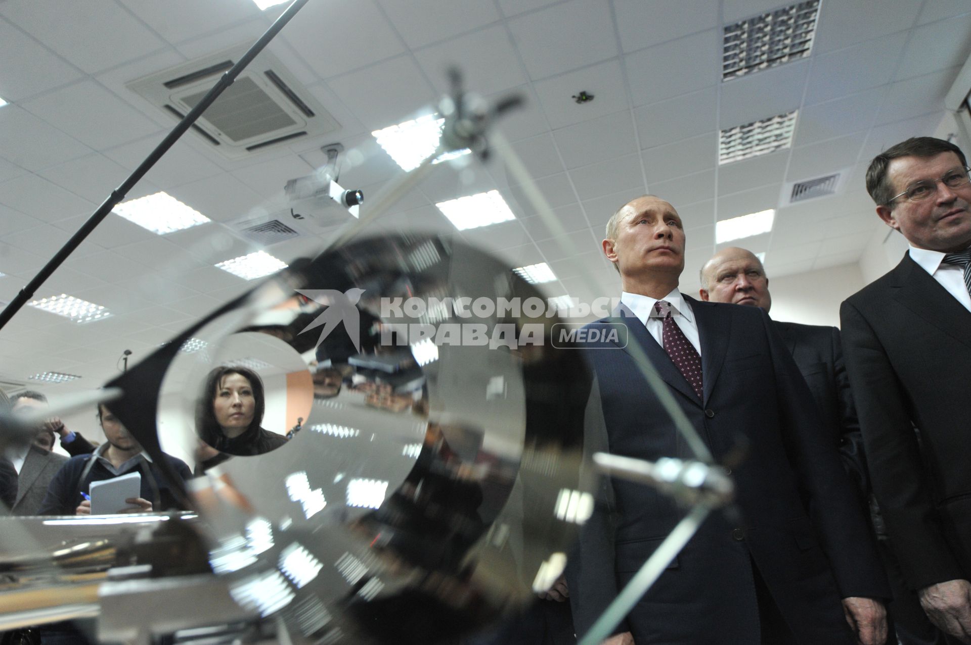 Председатель правительства России Владимир Путин (слева), губернатор Нижегородской области Валерий Шанцев (в центре) и  директор Всероссийского научно-исследовательского института экспериментальной физики (ВНИИЭФ)  Валентин Костюков  (справа) во время посещения института.