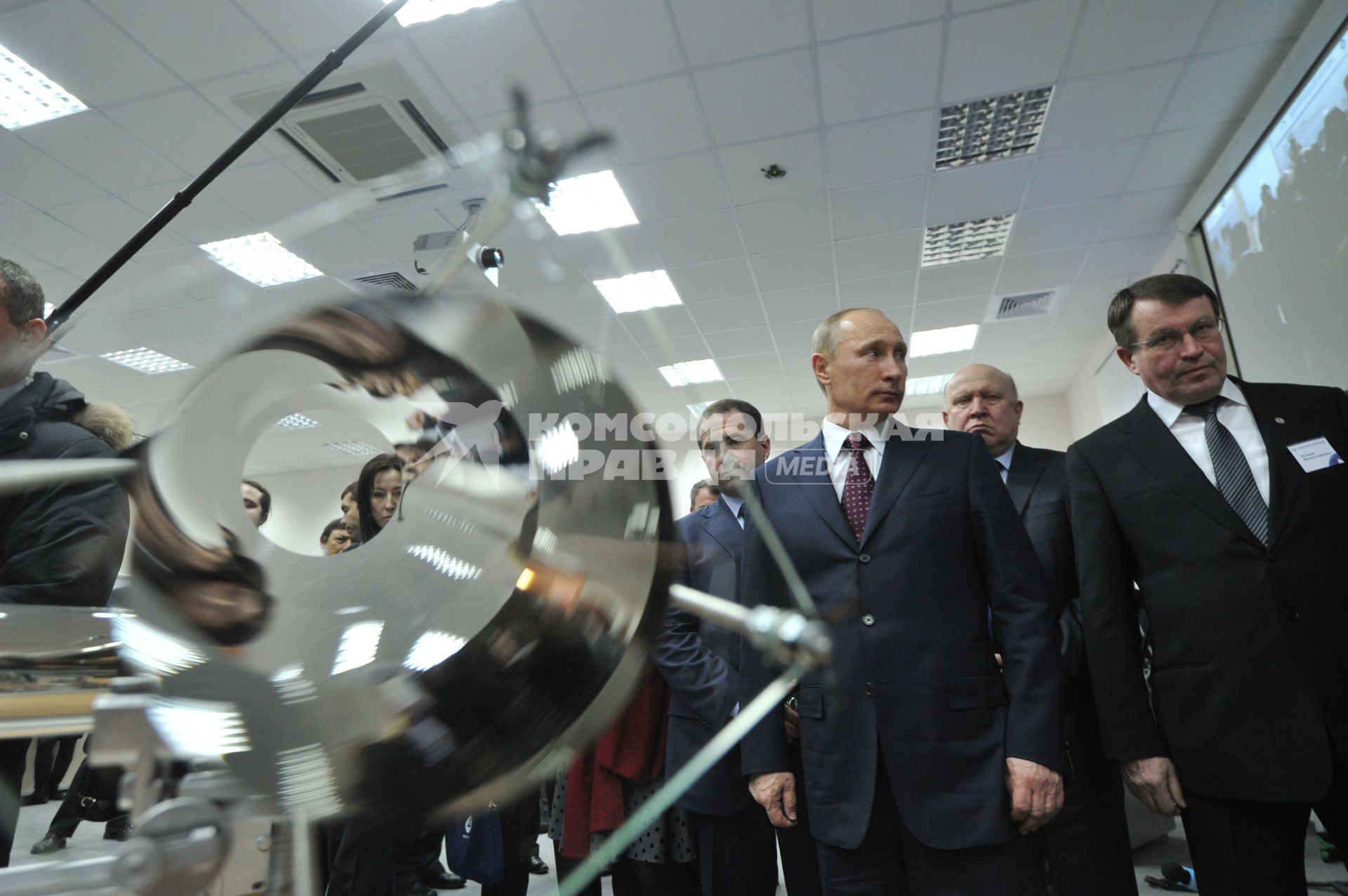 Полномочный представитель президента России в Приволжском федеральном округе Михаил Бабич (слева),  председатель правительства России Владимир Путин (в центре), губернатор Нижегородской области Валерий Шанцев (второй справа) и  директор Всероссийского научно-исследовательского института экспериментальной физики (ВНИИЭФ)  Валентин Костюков  (справа) во время посещения института.