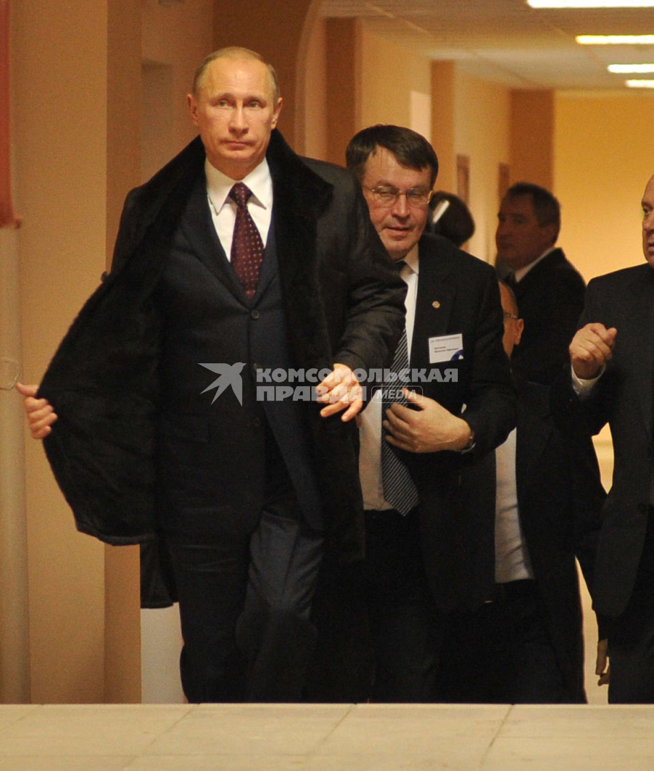 Председатель правительства России Владимир Путин (слева) и директор Всероссийского научно-исследовательского института экспериментальной физики (ВНИИЭФ) Валентин Костюков (в центре) во время посещения института.