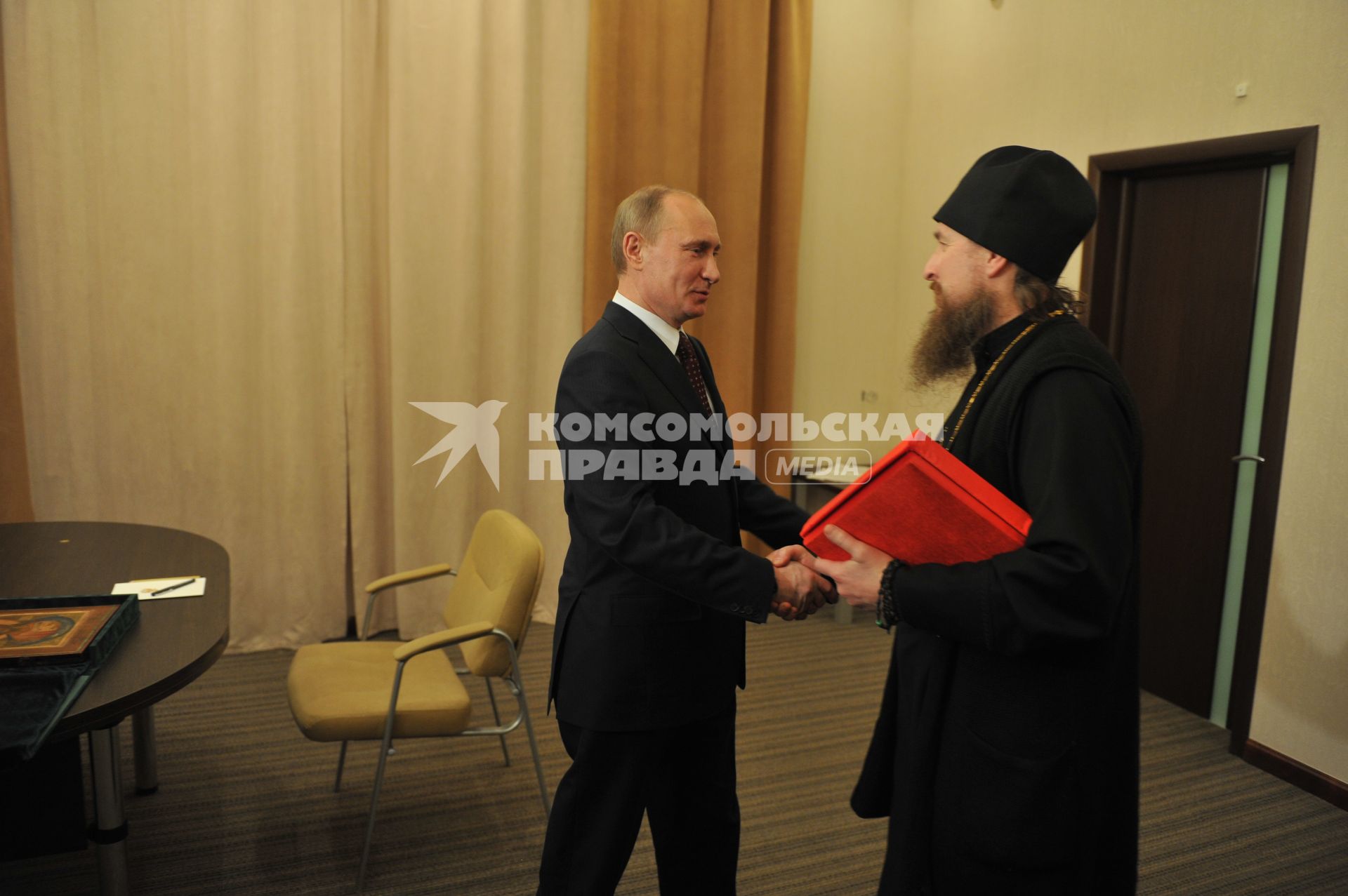 Председатель правительства России Владимир Путин (слева) и игумен Никон из Свято-Успенского мужского монастыря `Саровская пустынь`во время встречи в Доме ученых города Сарова.