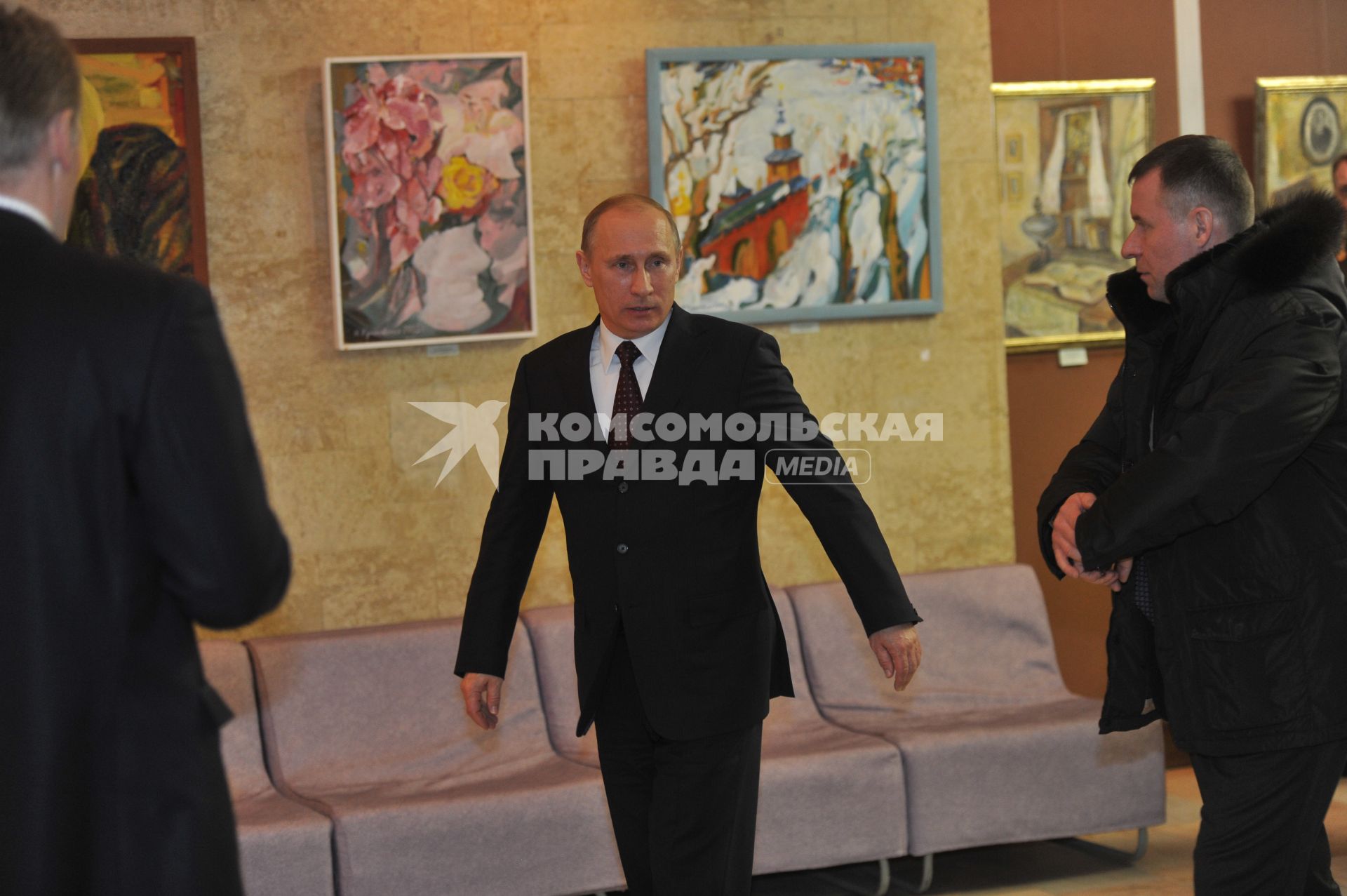 Председатель правительства России Владимир Путин (в центре)  во время посещения Всероссийского научно-исследовательского института экспериментальной физики (ВНИИЭФ).