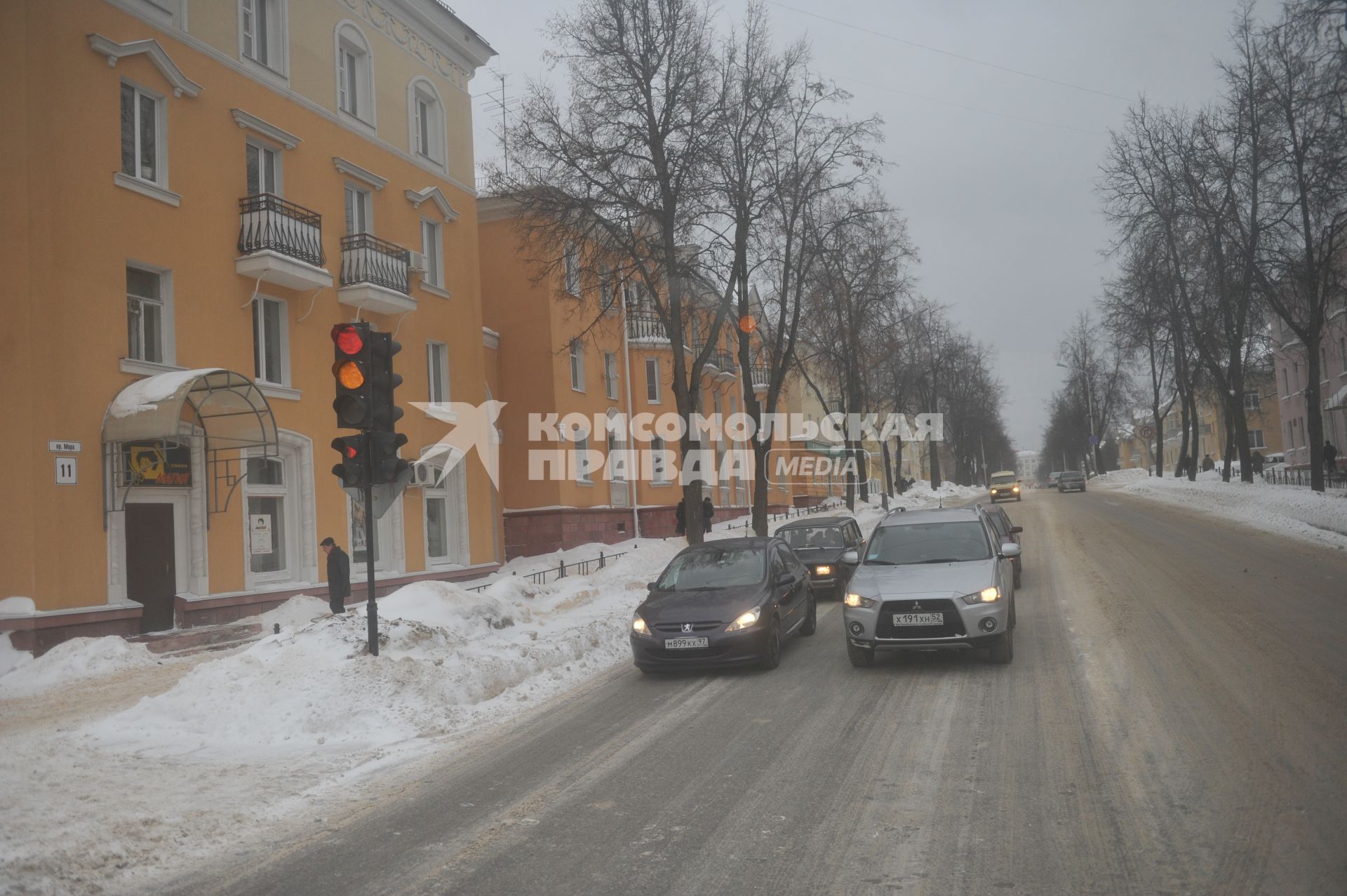 Проспект Мира в городе Сарове. На снимке автомобили стоят на светофоре.