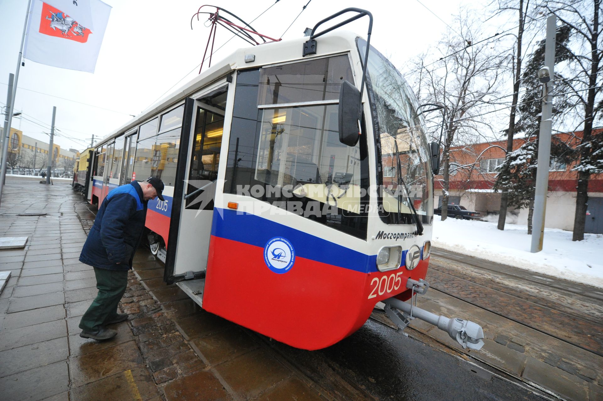 Жанровый снимок. Трамвайное депо имени Н.Э.Баумана. На снимке: водитель трамвая заходит в трамвай модели 71-619А.