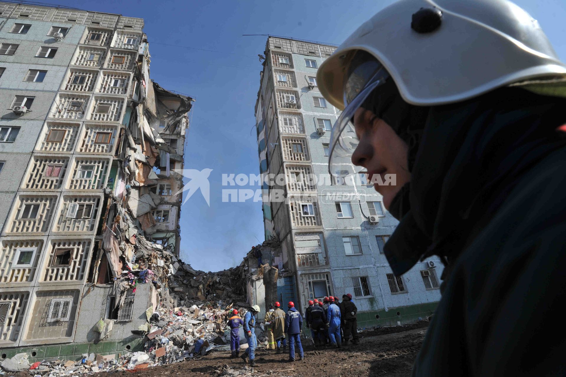 Последствия взрыва бытового газа в жилом доме в Астрахани. На снимке: поисково-спасательные работы у завалов обрушившегося после взрыва газа подъезда дома.