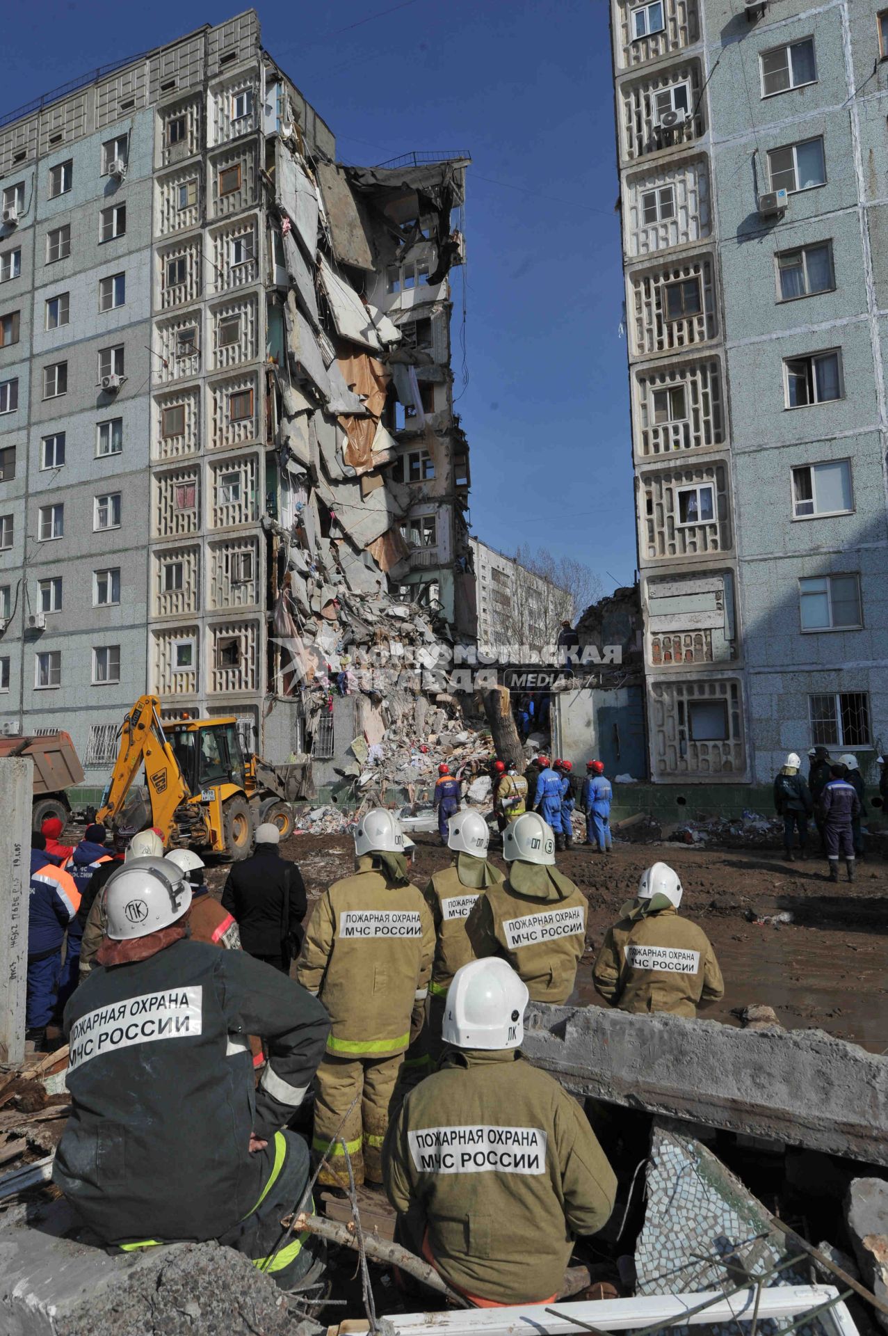 Последствия взрыва бытового газа в жилом доме в Астрахани. На снимке: поисково-спасательные работы у завалов обрушившегося после взрыва газа подъезда дома.