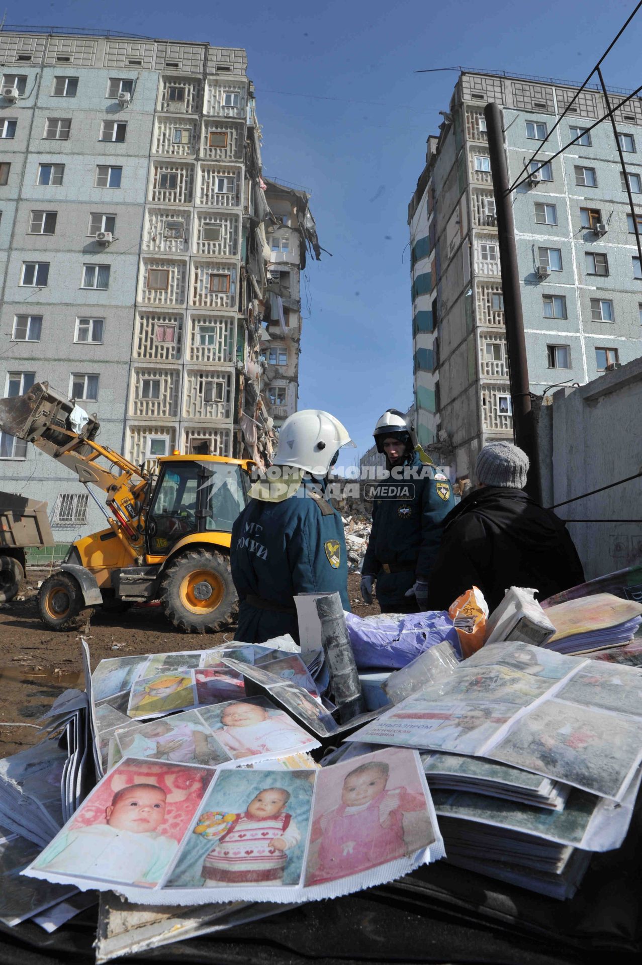 Последствия взрыва бытового газа в жилом доме в Астрахани. На снимке: поисково-спасательные работы у завалов обрушившегося после взрыва газа подъезда дома.