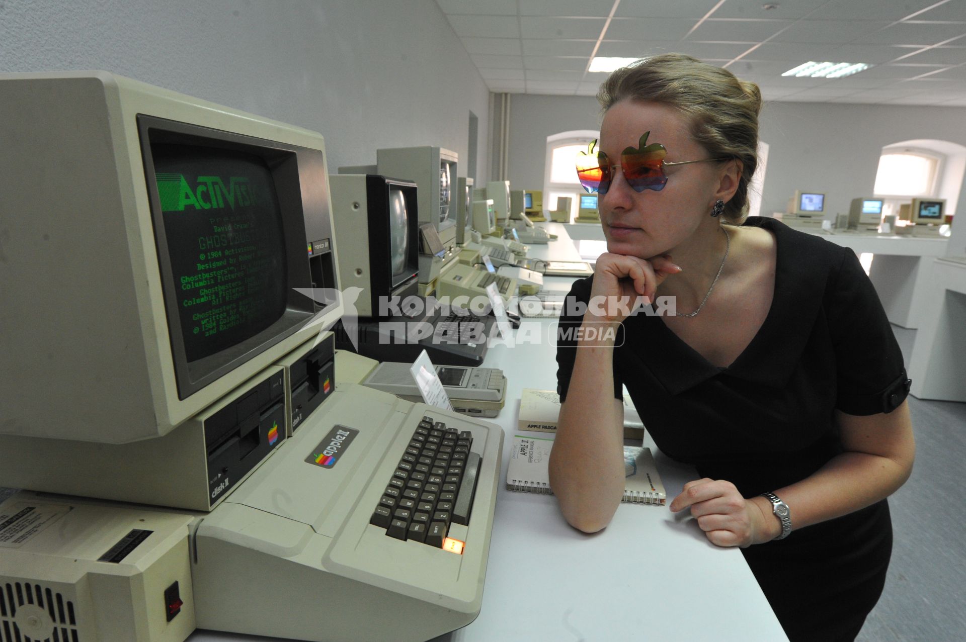 В Москве открылся музей Apple. На снимке: девушка в раритетных очках Apple рядом с компьютером Apple II.