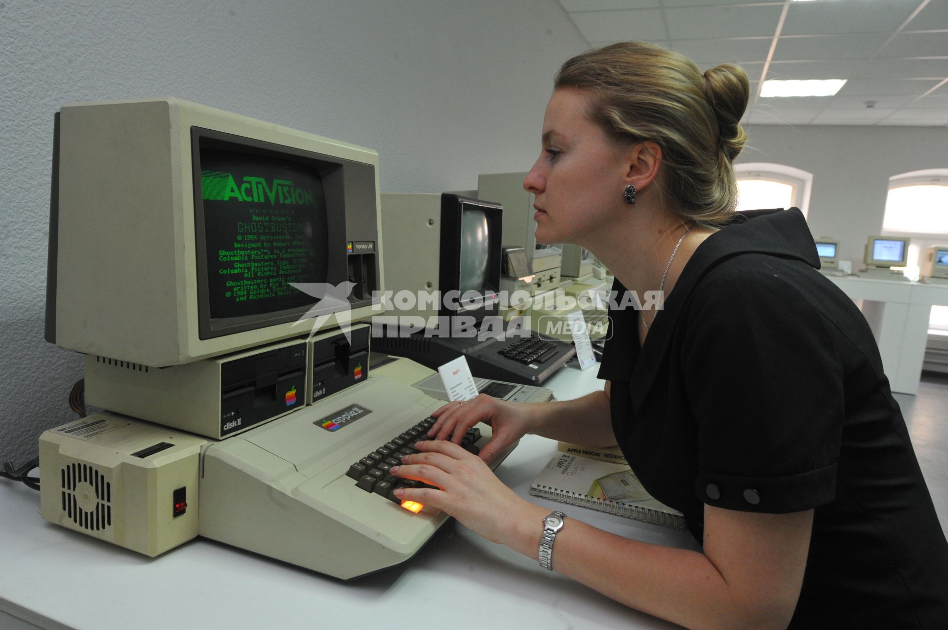 В Москве открылся музей Apple. На снимке: девушка сидит за компьютером Apple II.