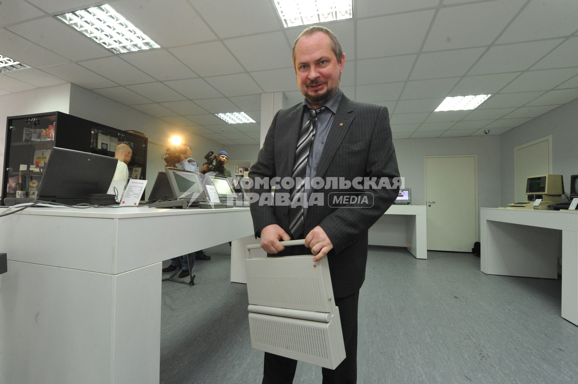 В Москве открылся музей Apple. На снимке: собиратель экспонатов музея Андрей Антонов держит в руках Mac portable.