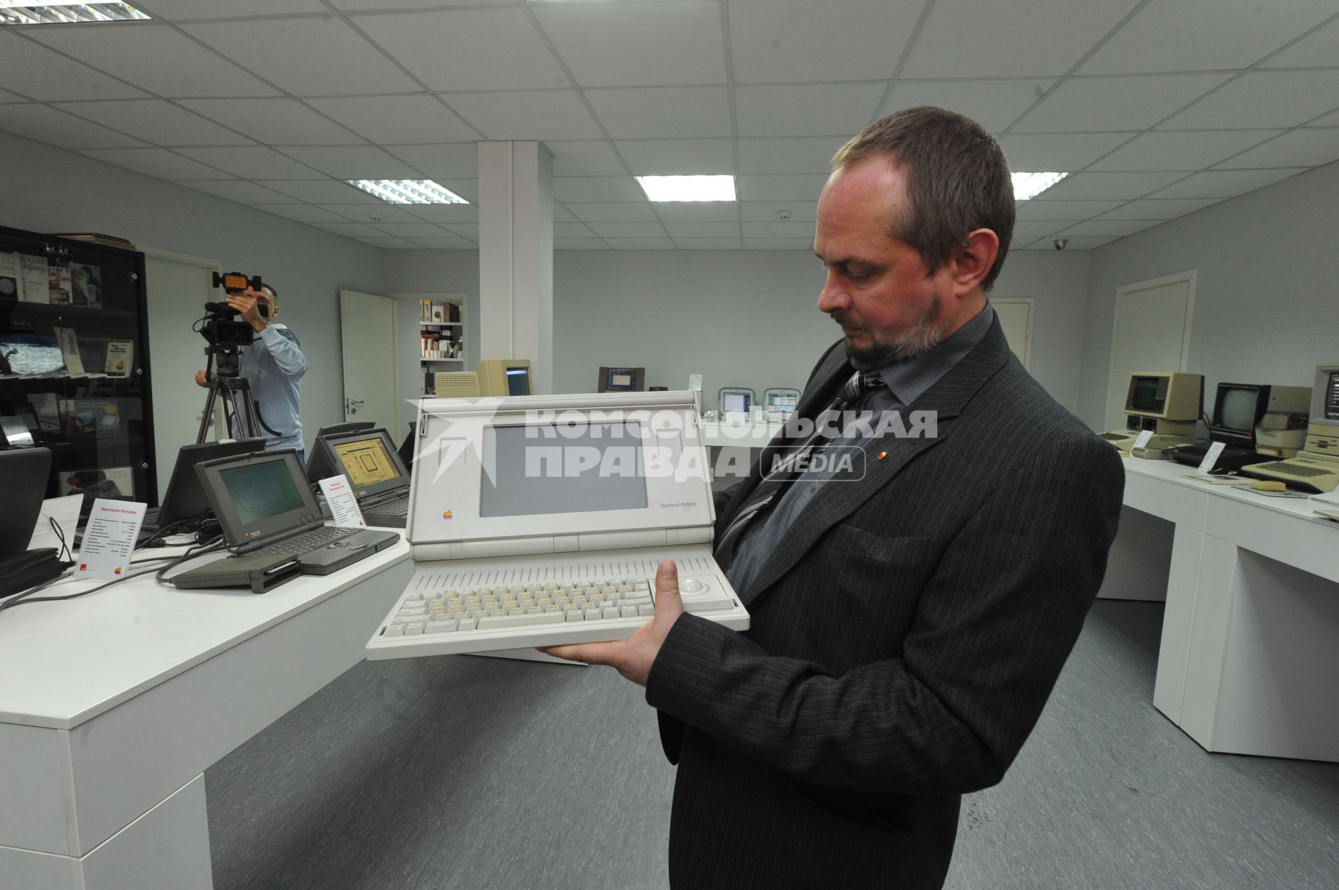 В Москве открылся музей Apple. На снимке: собиратель экспонатов музея Андрей Антонов держит в руках Mac portable.