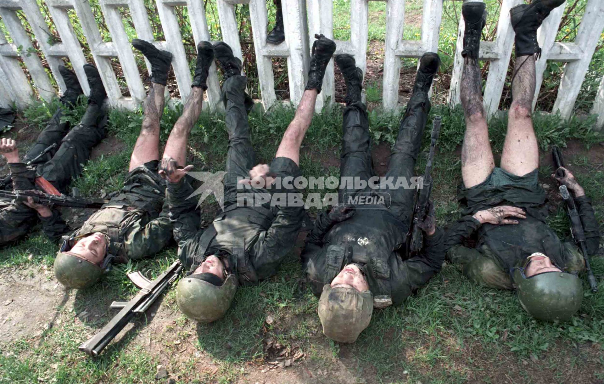 Тренировка войск особого назначения.
Несколько солдат лежат задрав ноги на забор.