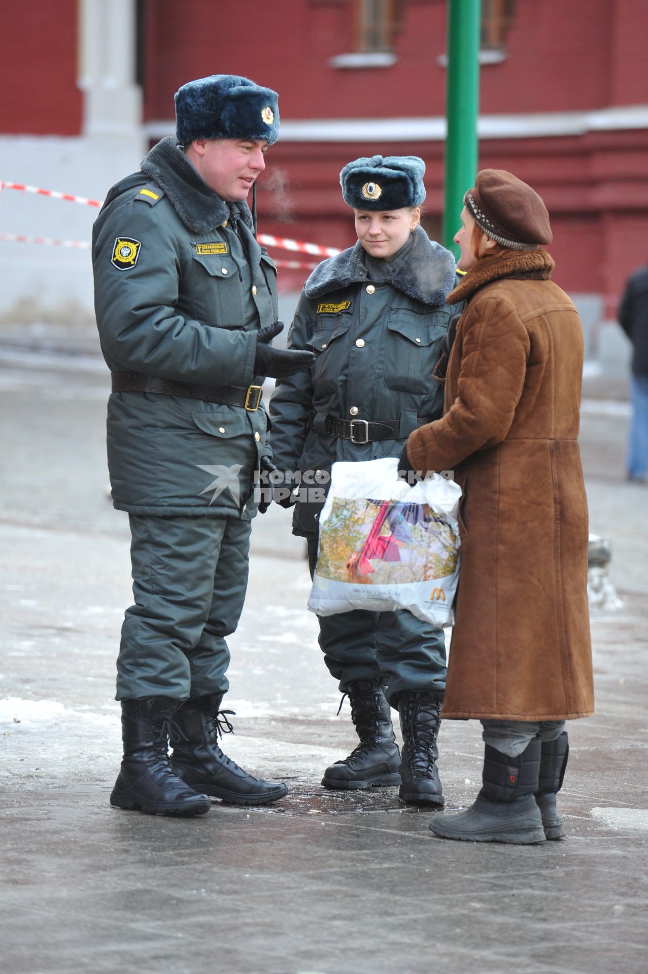 Манежная площадь. На снимке: женщина разговаривает с сотрудниками  полиции