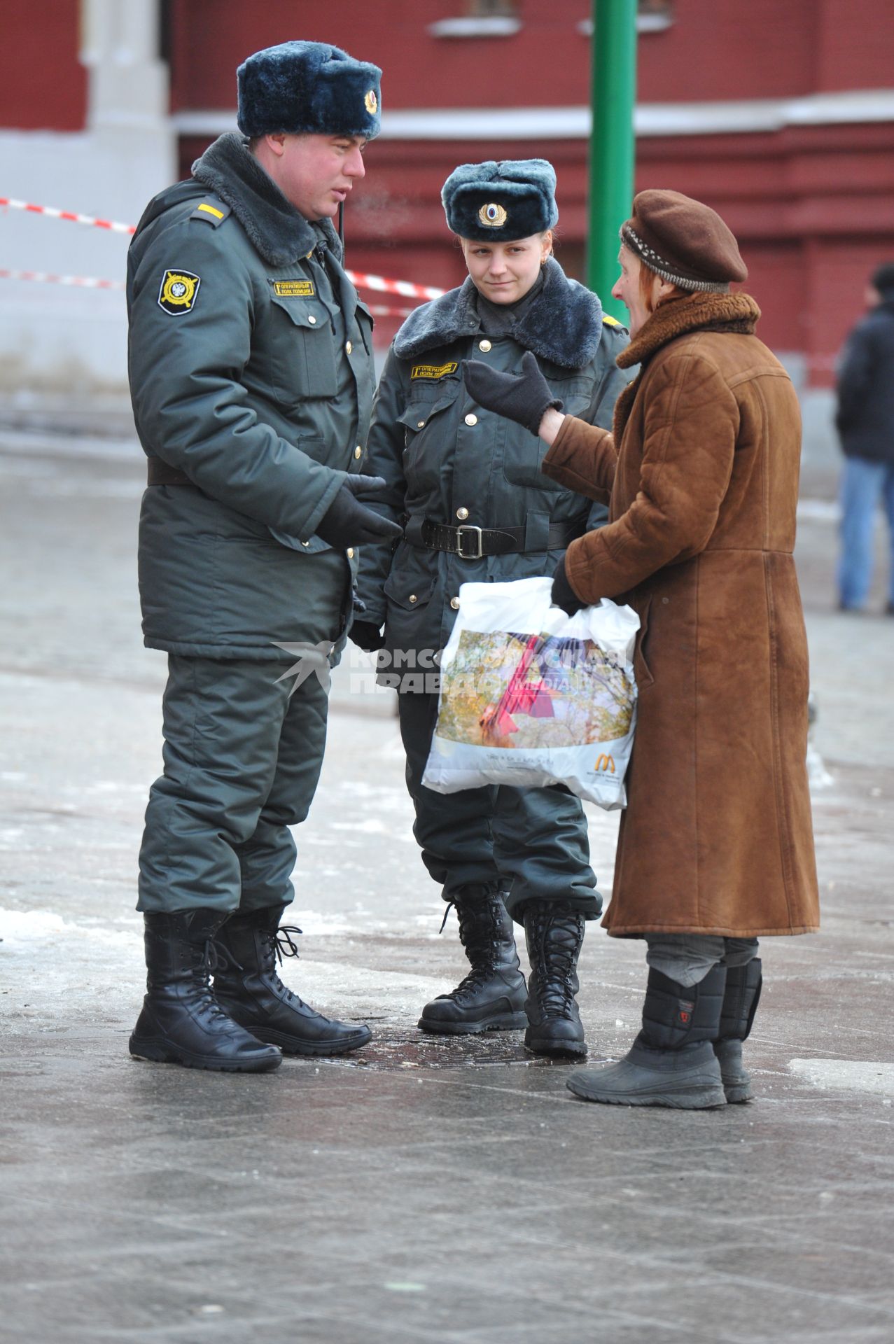 Манежная площадь. На снимке: женщина разговаривает с сотрудниками  полиции