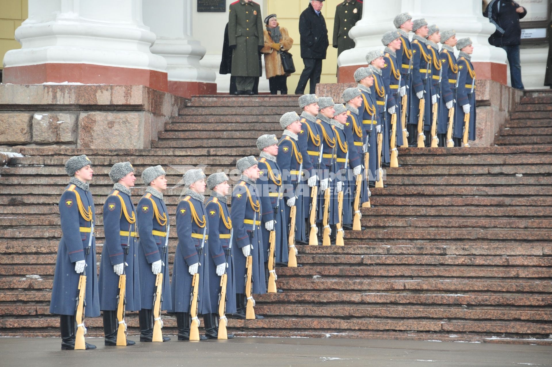 Центральный театр Российской армии. Церемония прощания с актрисой Людмилой Касаткиной. На снимке: почетный караул на лестнице театра Российской армии.